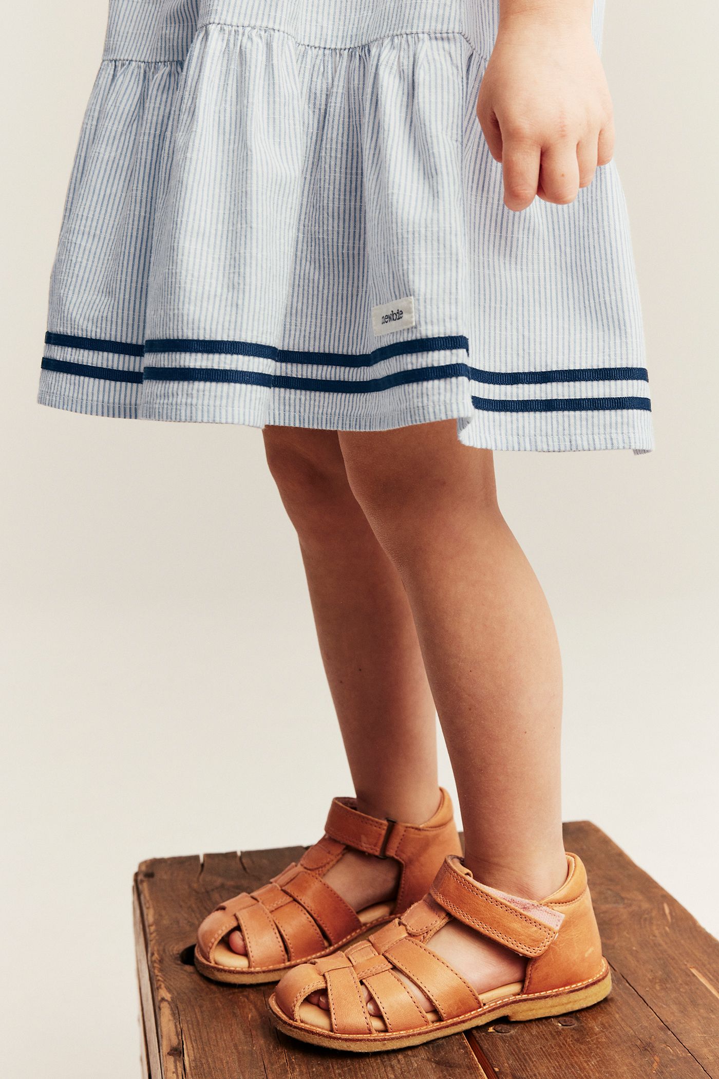 what should a guy wear to match a brown dress Akara Short-Sleeve Tweed Dress