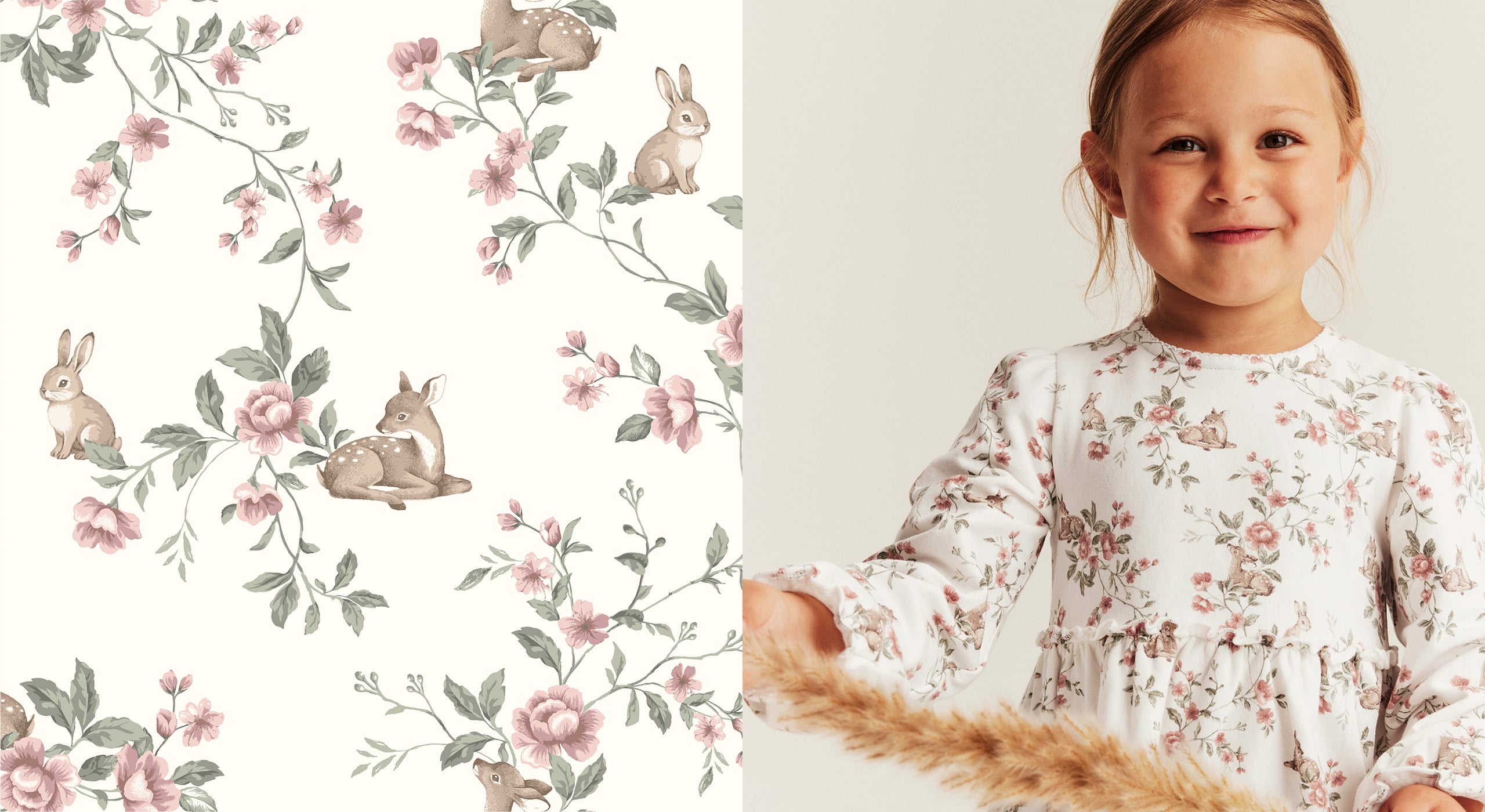 Weißes langärmliges Kleid mit rosa Blumenmuster an Kind, neben Tapete mit Blumen- und Hasenmuster.