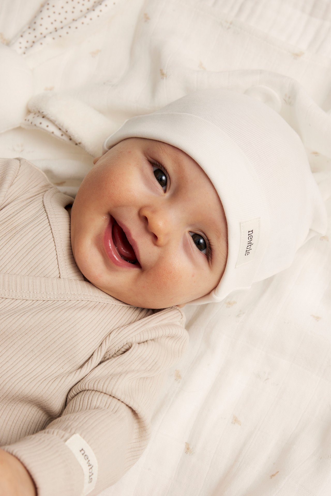 Baby in white wrap-body with hot air balloon print, long sleeves and ribbed cotton fabric.