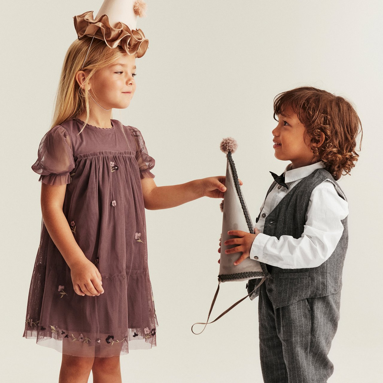 Zwei Kinder, die festliche Kleidung tragen