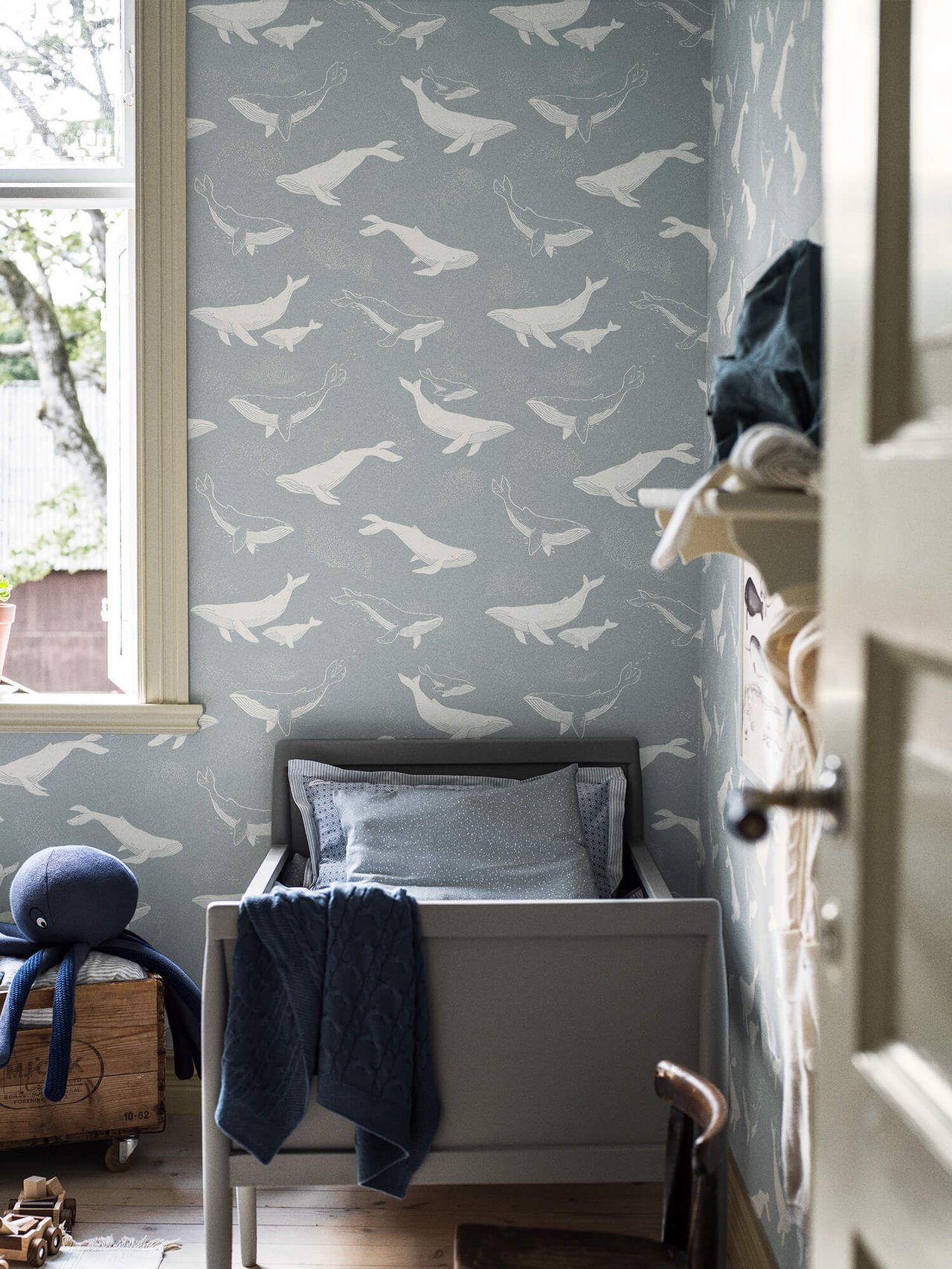 Zimmer mit Tapete mit Wal-Print