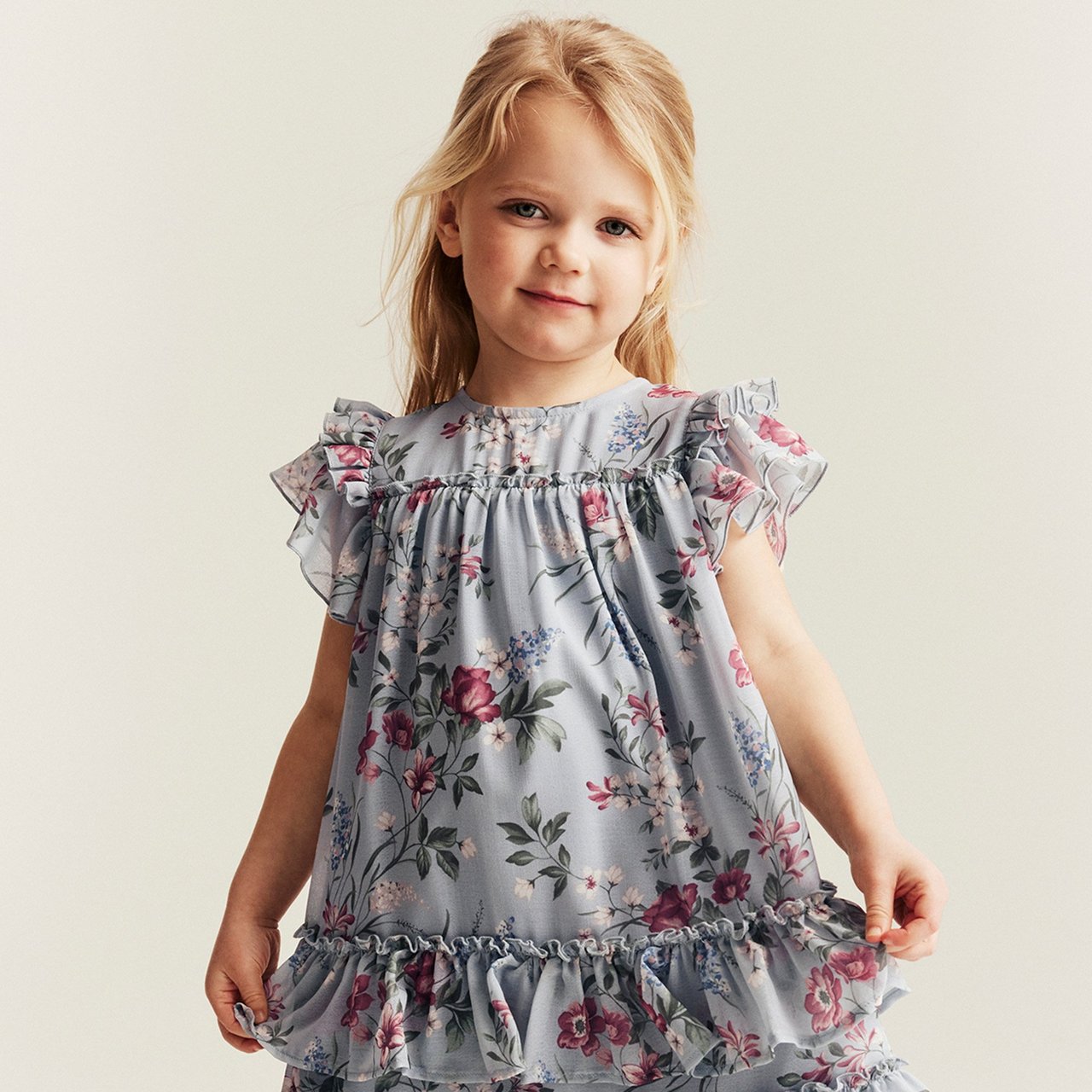 Ein Mädchen, das einen lilafarbenen Chiffon- und Spitzrock trägt.