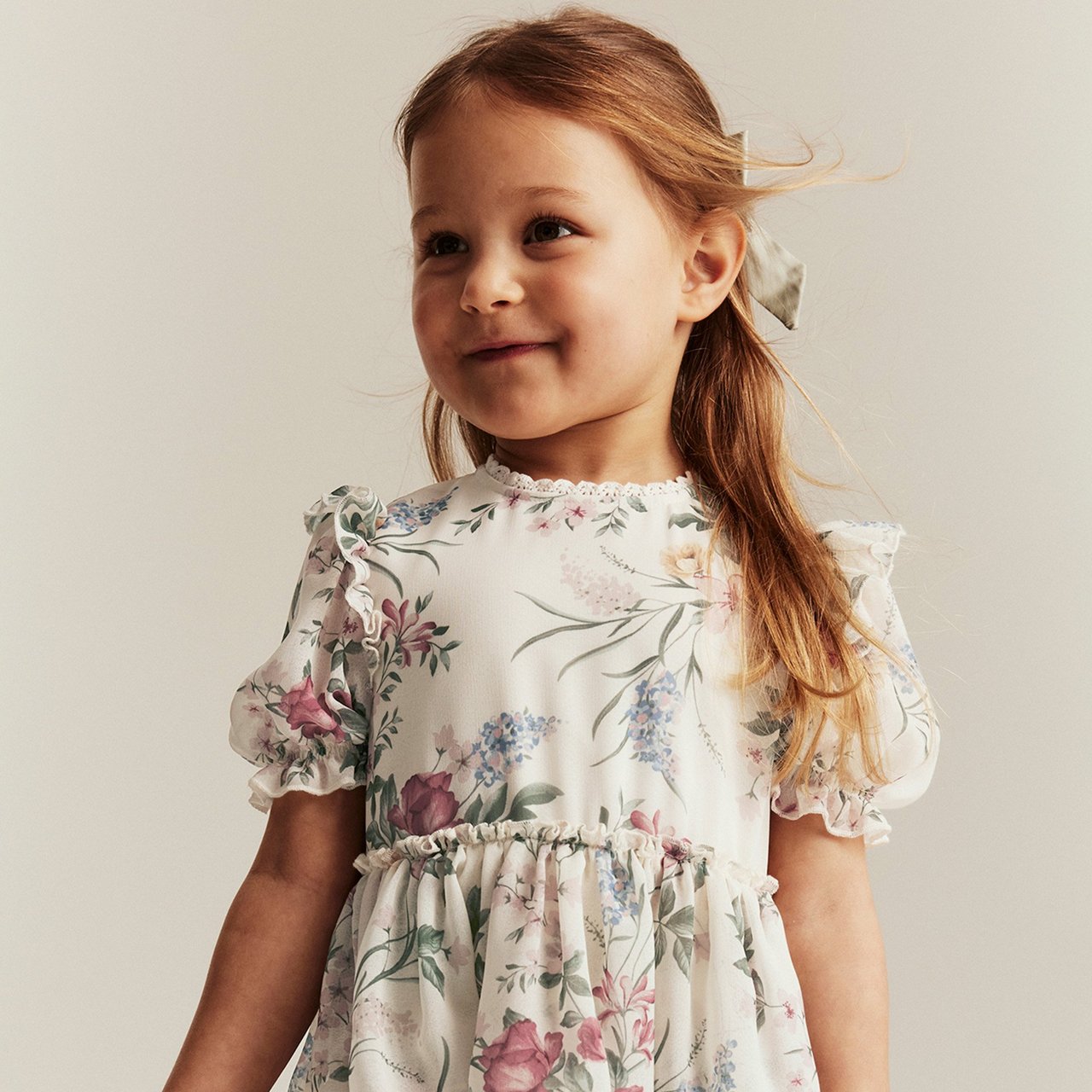 Happy girl i floral dress