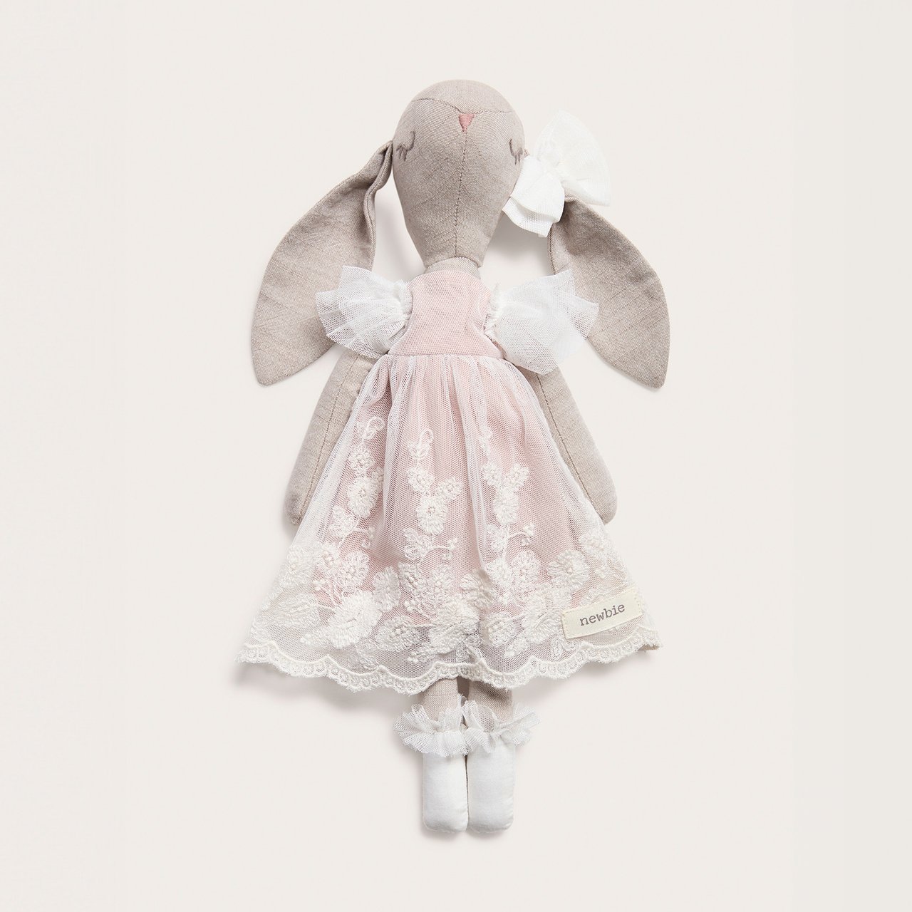 Weiches Häschen in rosa Tüllkleid mit Blumenstickerei, weißer Schleife und Newbie-Label