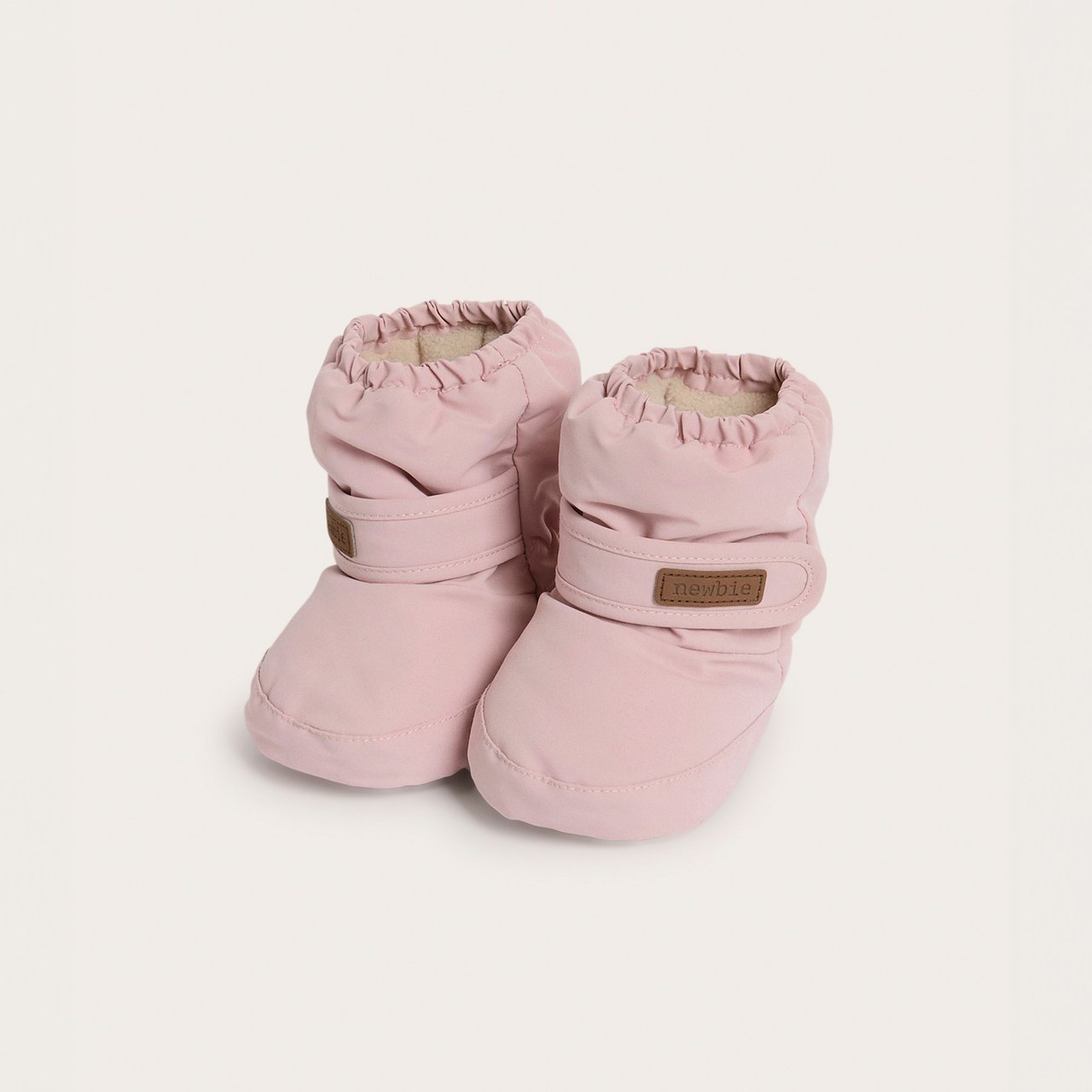 Rosa Baby-Booties mit elastischen Bündchen, Klettverschlüssen und Newbie-Logo