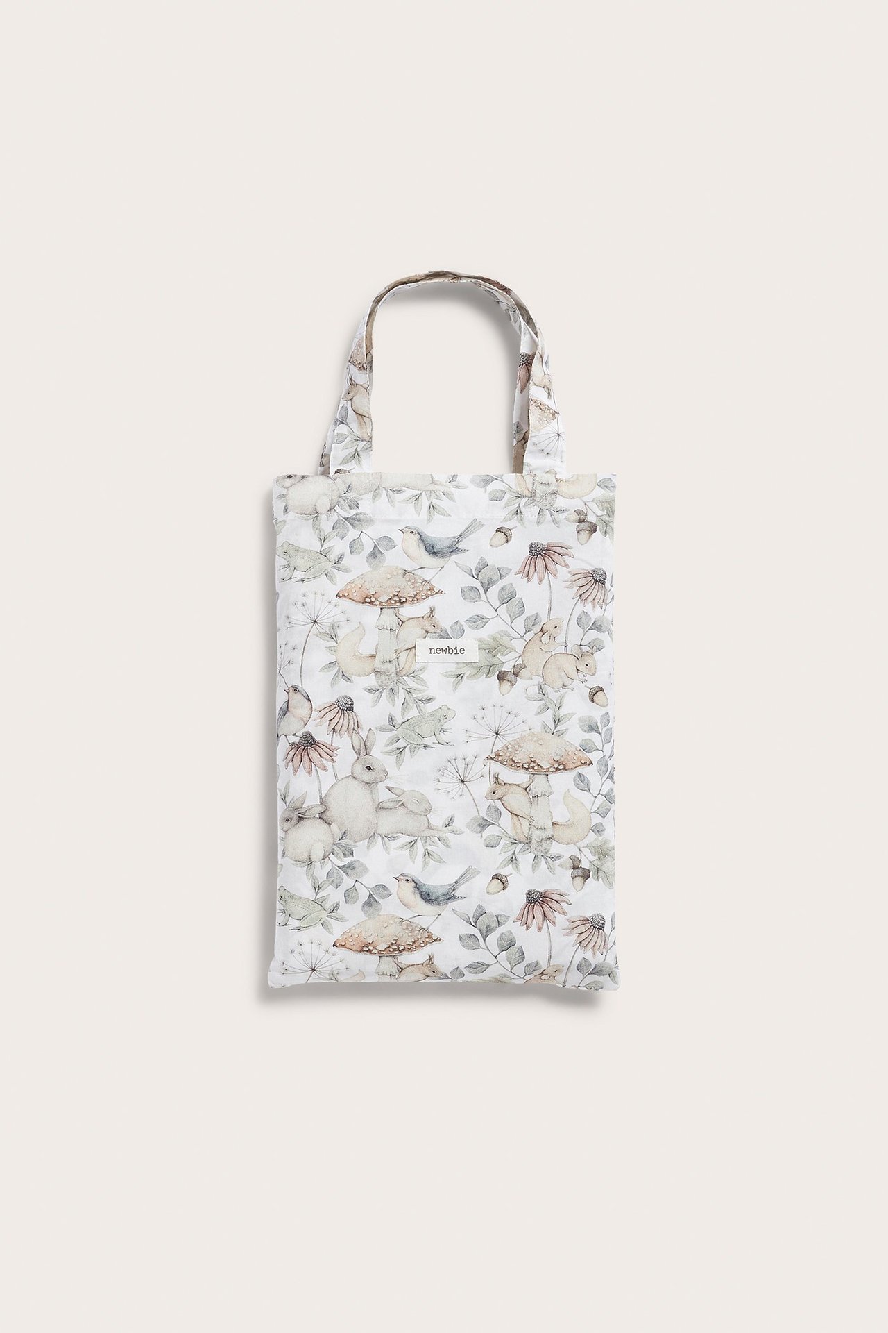 Vorderansicht eines hellbeigen Baumwoll-Bettwäschesets mit Waldtiermuster, gefaltet.