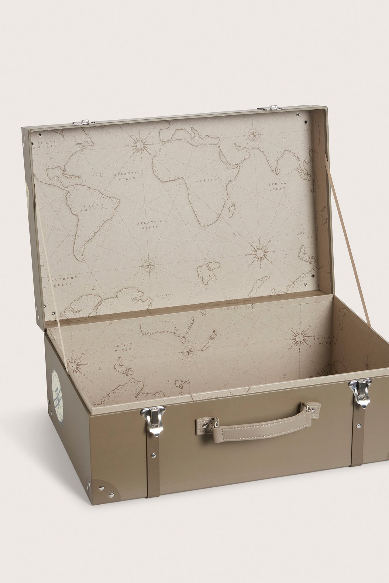 Offene braune Hartpapp-Aufbewahrungsbox mit silbernen Verschlüssen und Weltkartenmuster innen.