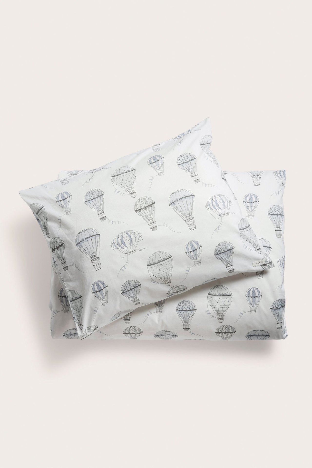 Vorderansicht eines cremefarbenen Baumwoll-Bettwäschesets mit grauem Heißluftballon-Muster.