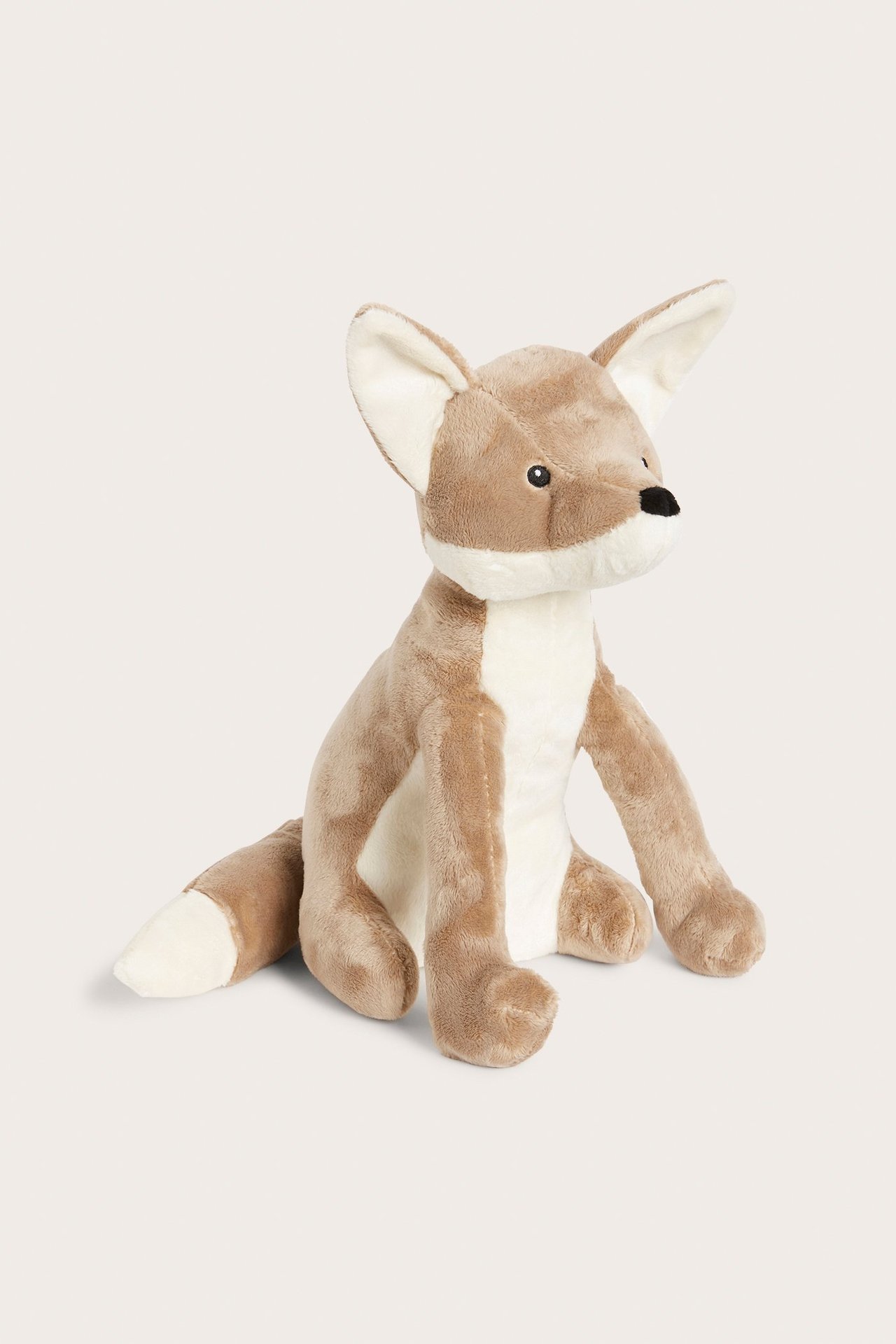 Sitzendes braunes Velours-Fuchs-Stofftier mit cremefarbenem Bauch und Schwanzspitze, Vorderansicht.