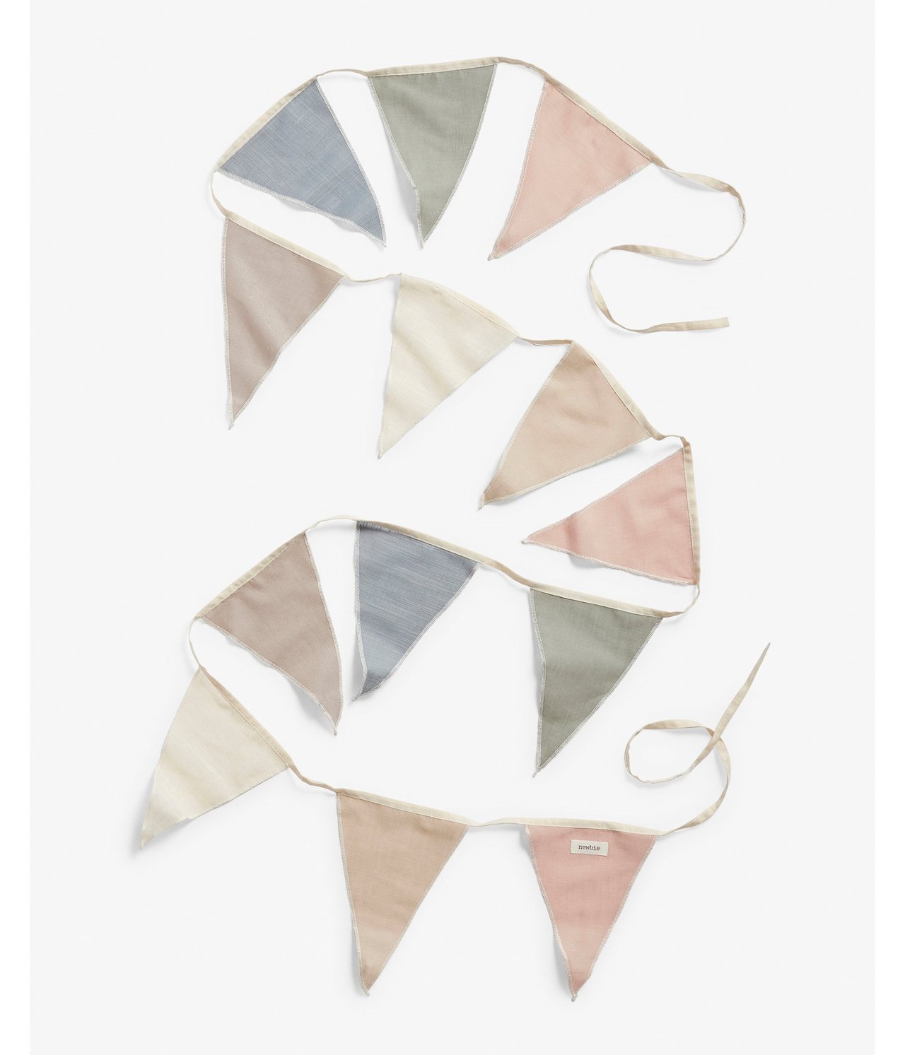 Draufsicht auf eine mehrfarbige Baumwollwimpelkette mit dreieckigen Flaggen in Pastellfarben.