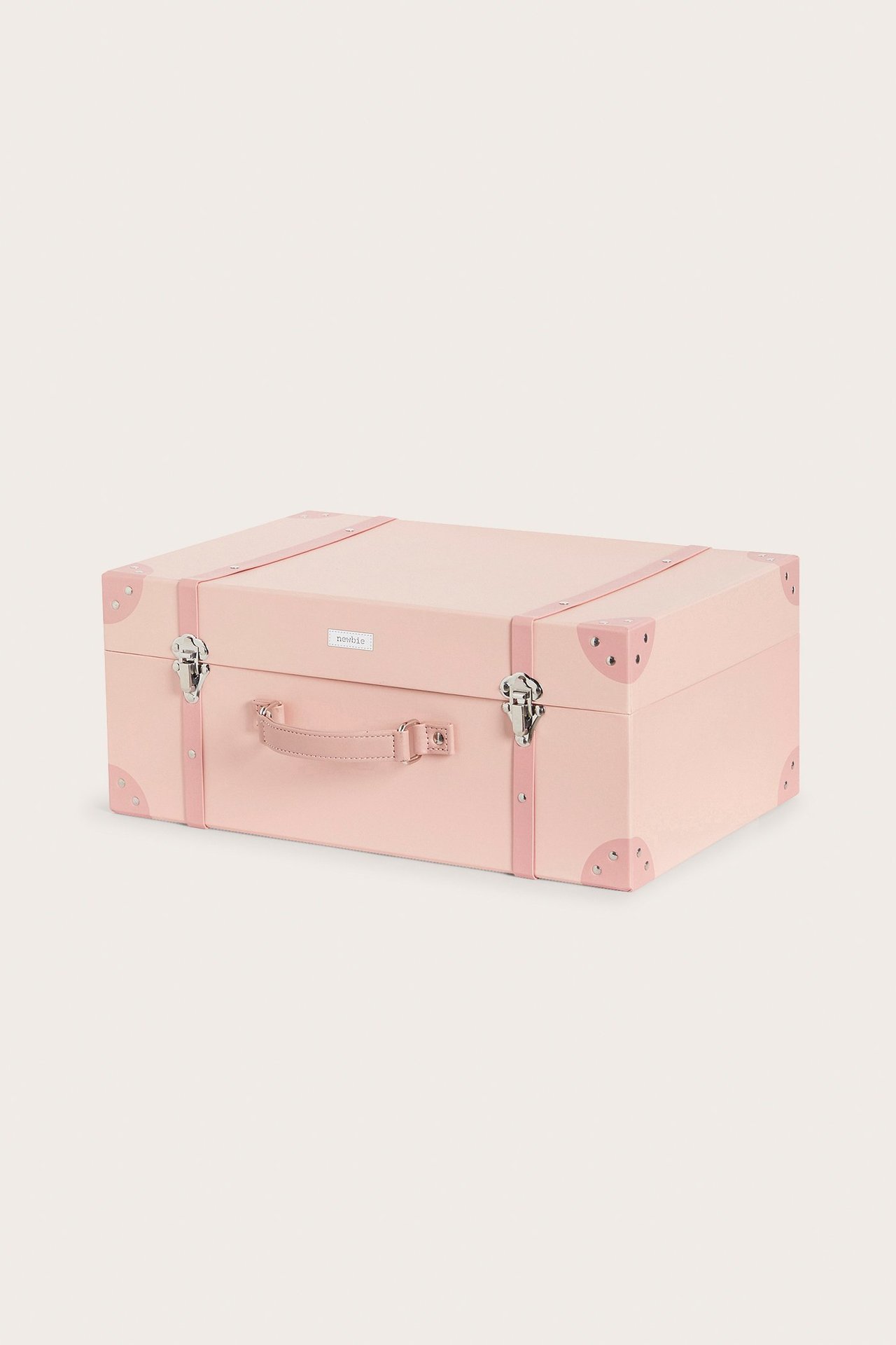 Vorderansicht eines rosa Hartkarton-Aufbewahrungskoffers mit Griff, Riemen und silbernen Verschlüssen.