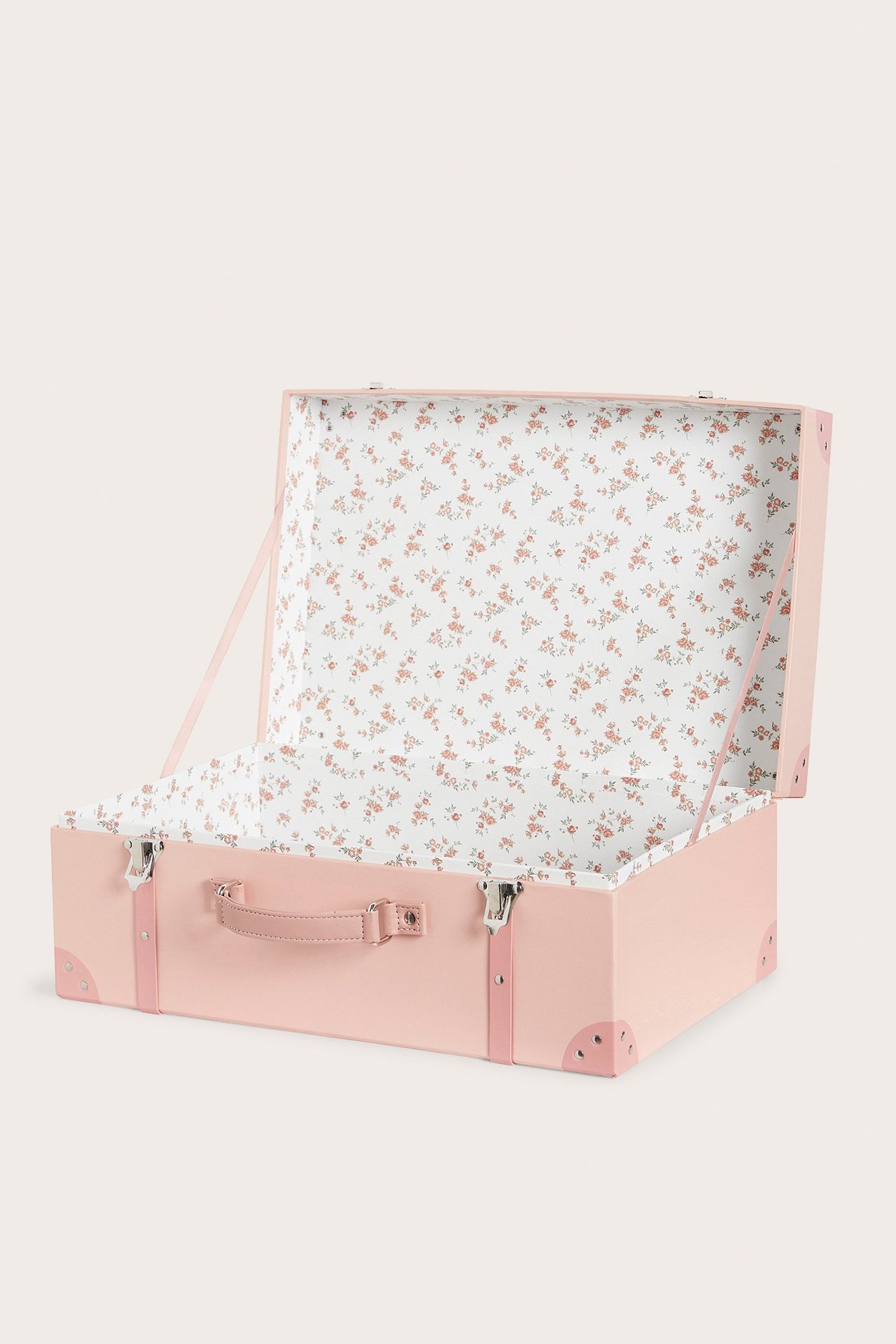 Schräge Vorderansicht einer offenen rosa Hartpapp-Aufbewahrungskoffer mit Blumenmuster innen, Griff und Metallverschlüssen.