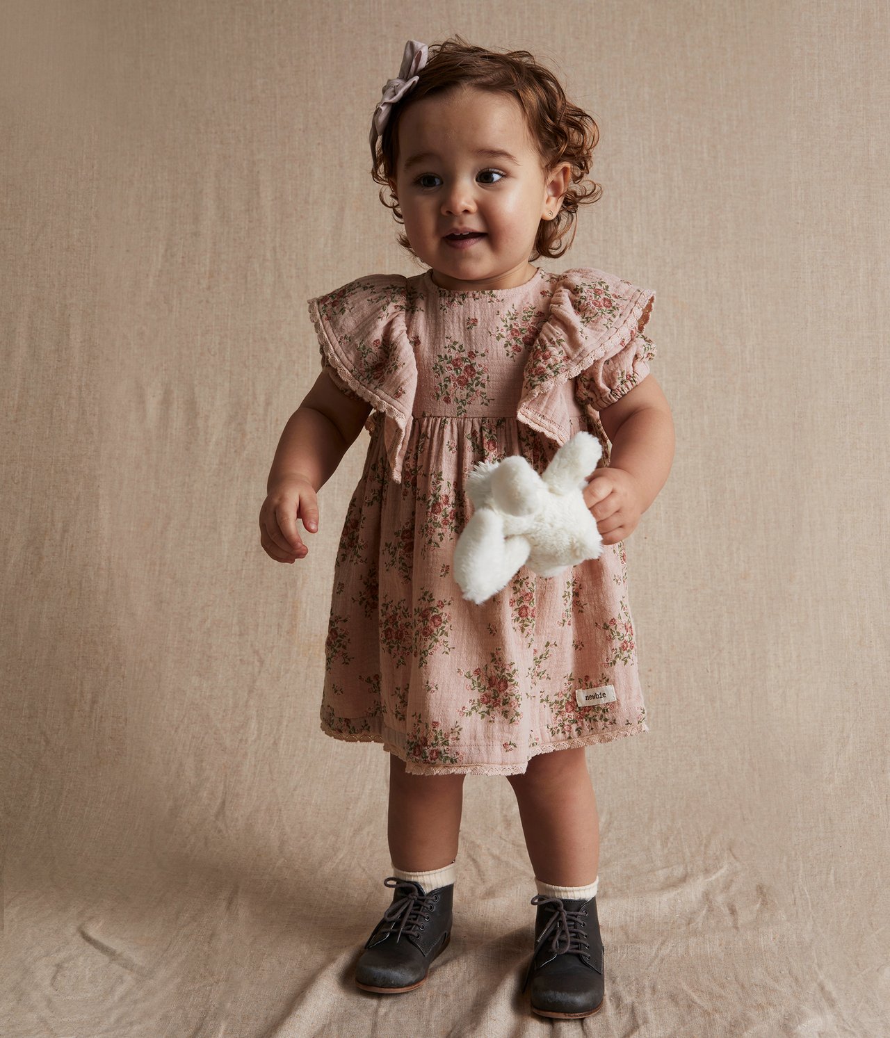 Kleid mit Blumenmuster und Flügelärmeln - Rosa - 2