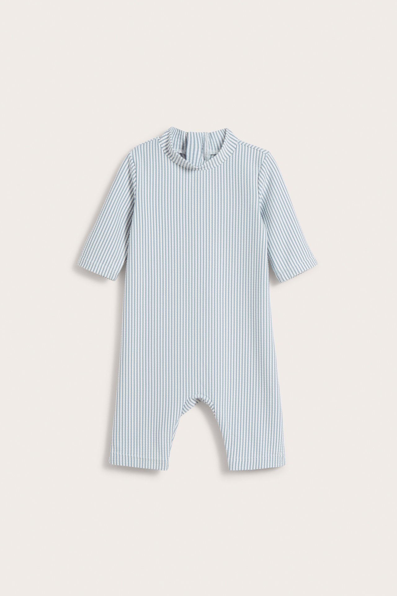 Vorderansicht eines blau-weiß gestreiften Baby-UV-Badeanzugs mit Dreiviertelärmeln und hohem Kragen.