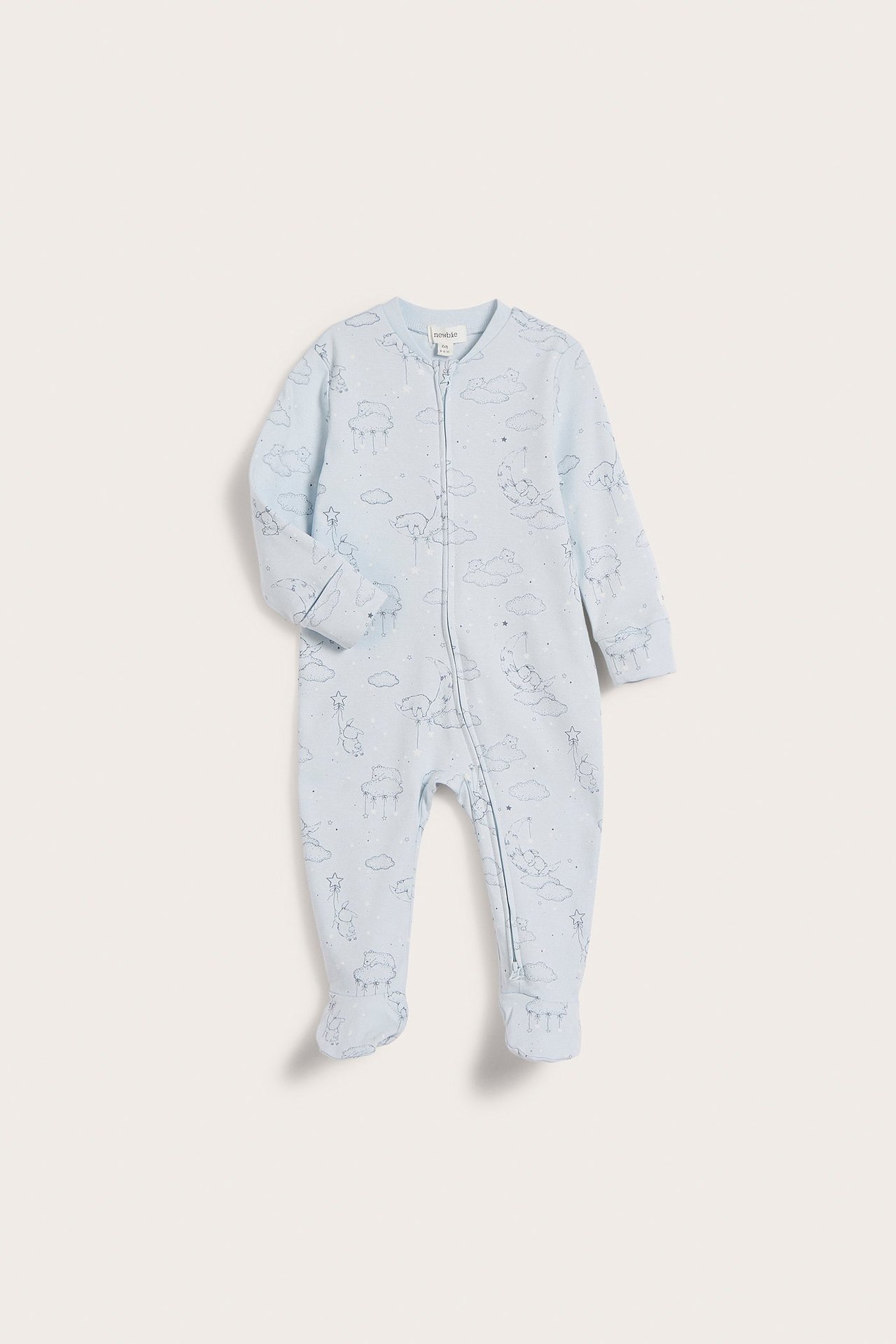 Vorderansicht: Hellblauer Baumwoll-Baby-Pyjama mit Tier-, Stern-, Mondmuster, Reißverschluss und Füßen.