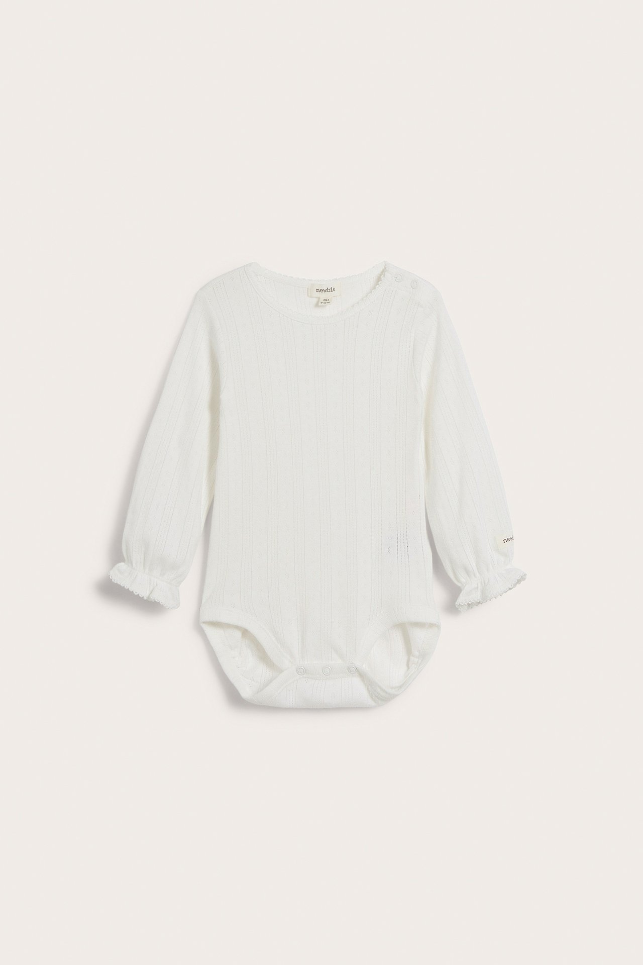 Vorderansicht eines weißen gerippten langärmeligen Baby-Bodys mit Rüschenbündchen und Druckknöpfen.