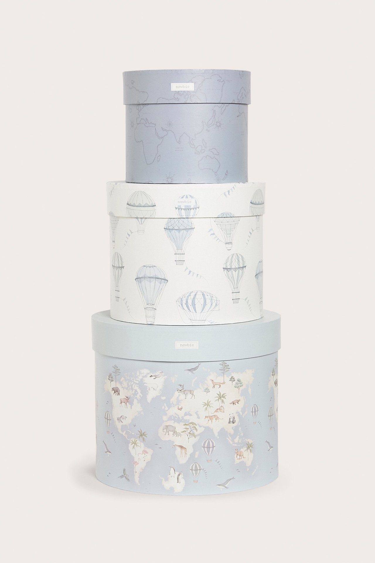 Vorderansicht: Drei gestapelte runde Papier-Aufbewahrungsboxen mit Deckeln, mit hellblauen Karten- und Heißluftballonmustern.