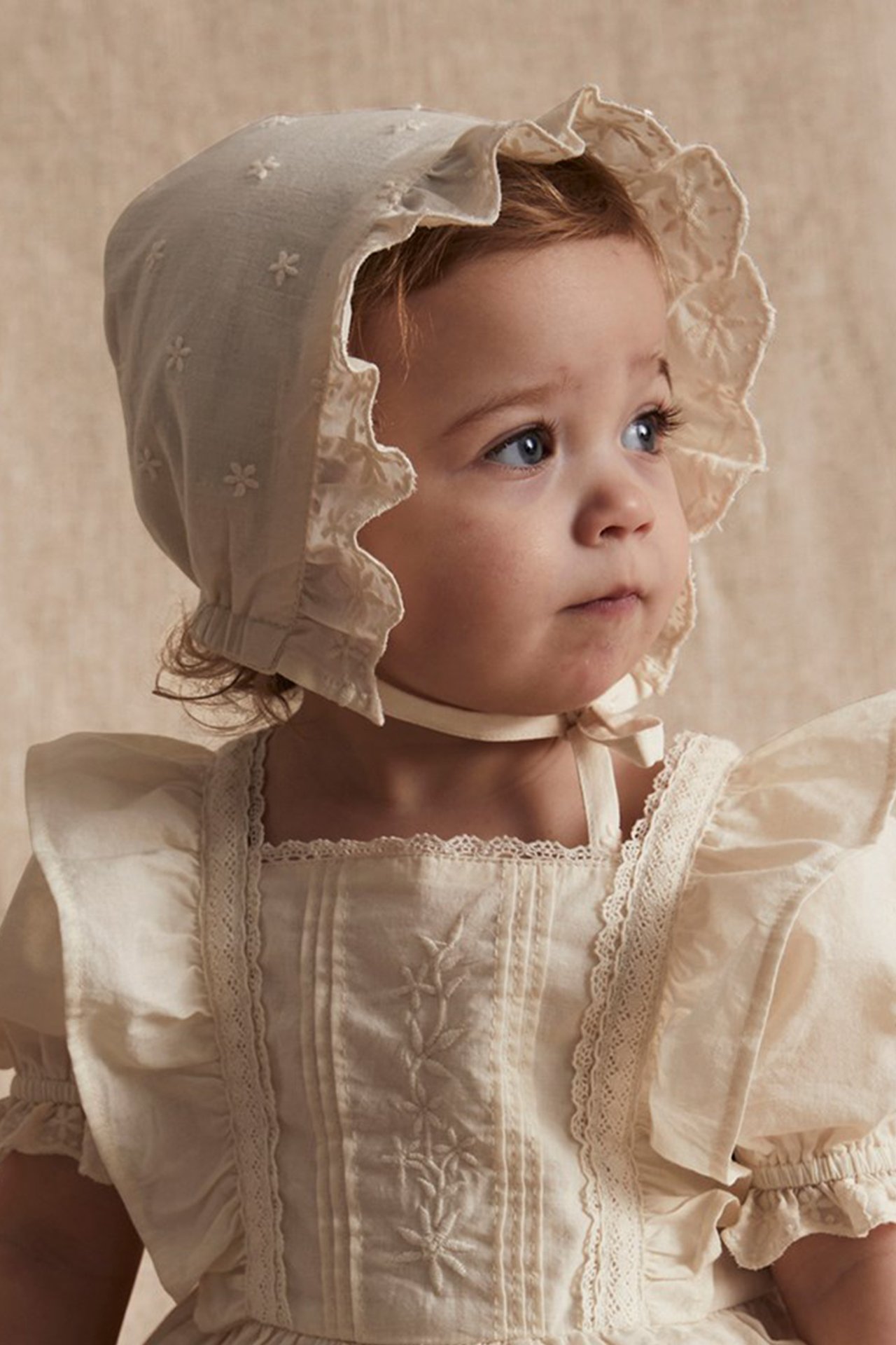 Babyhaube mit Stickerei - Naturweiß - 1