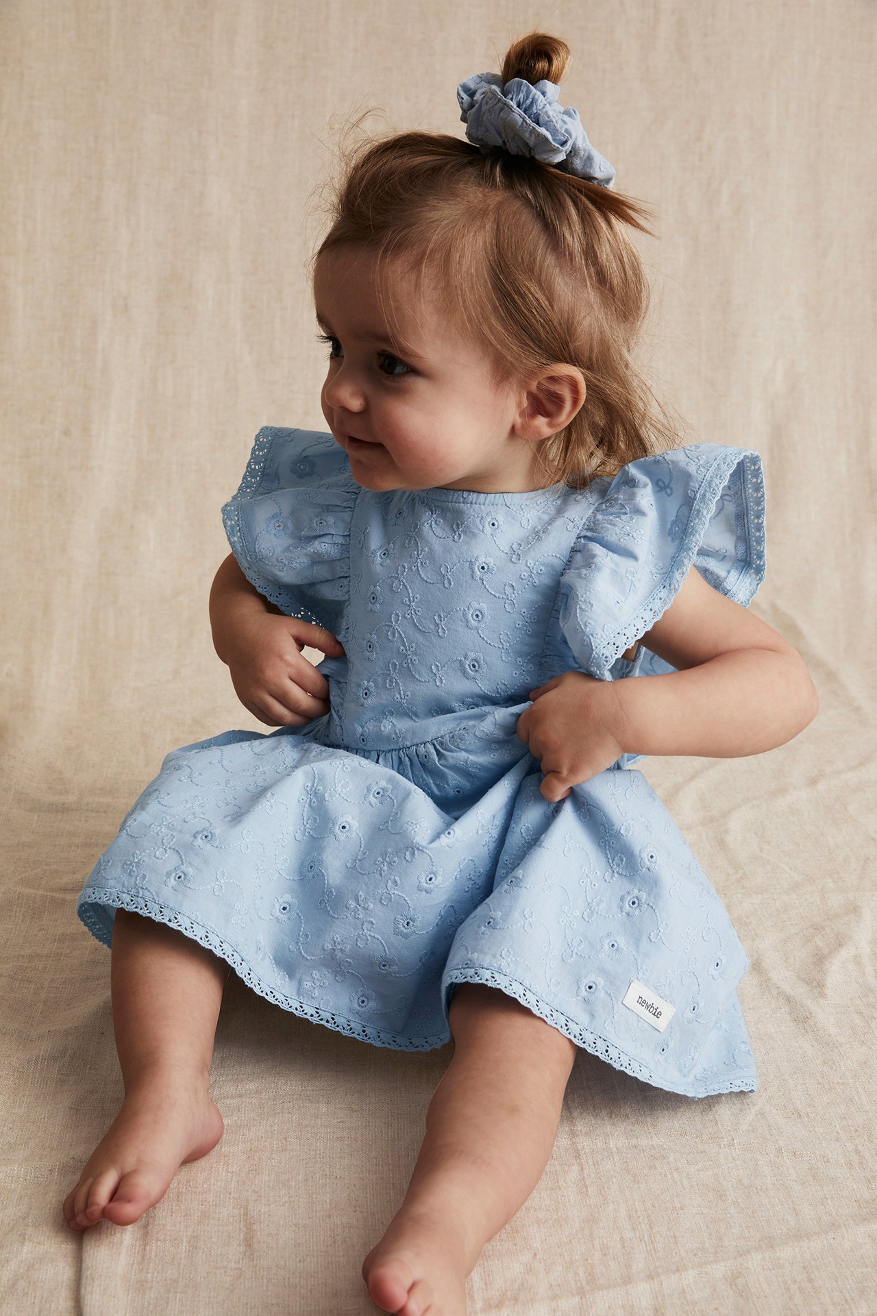 Kleid mit Lochstickerei - Blau - 1