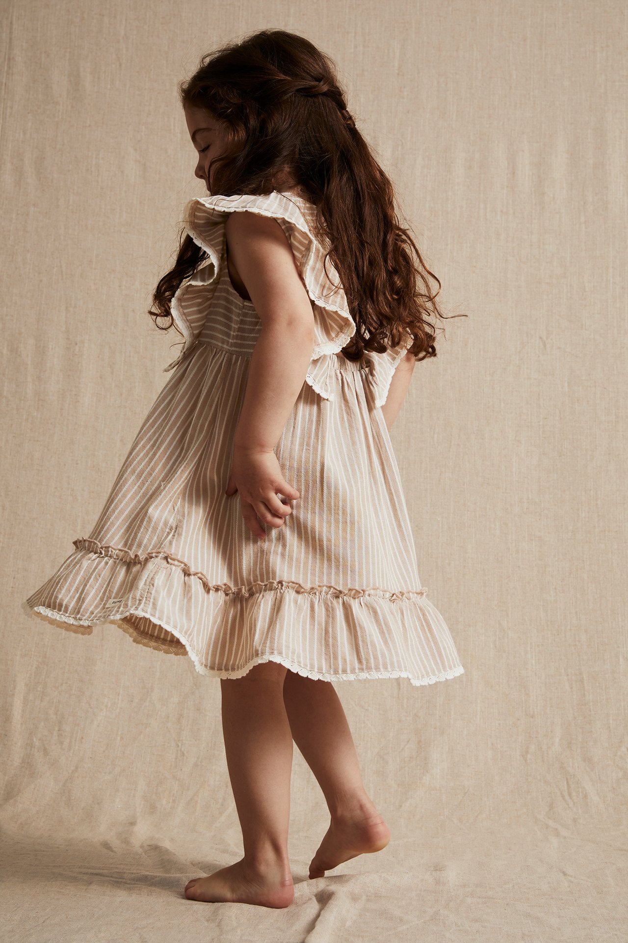 Gestreiftes Kleid mit Rüschen - Beige - 7