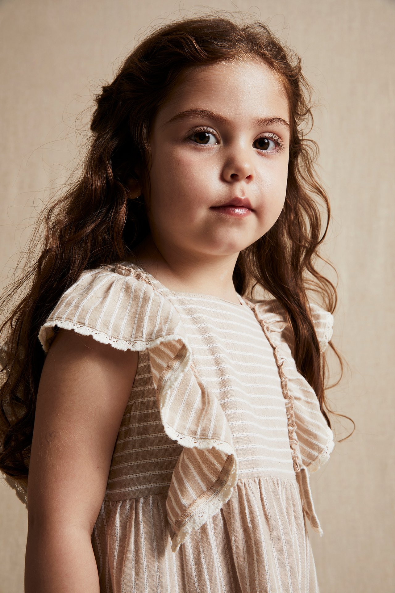 Gestreiftes Kleid mit Rüschen - Beige - 3