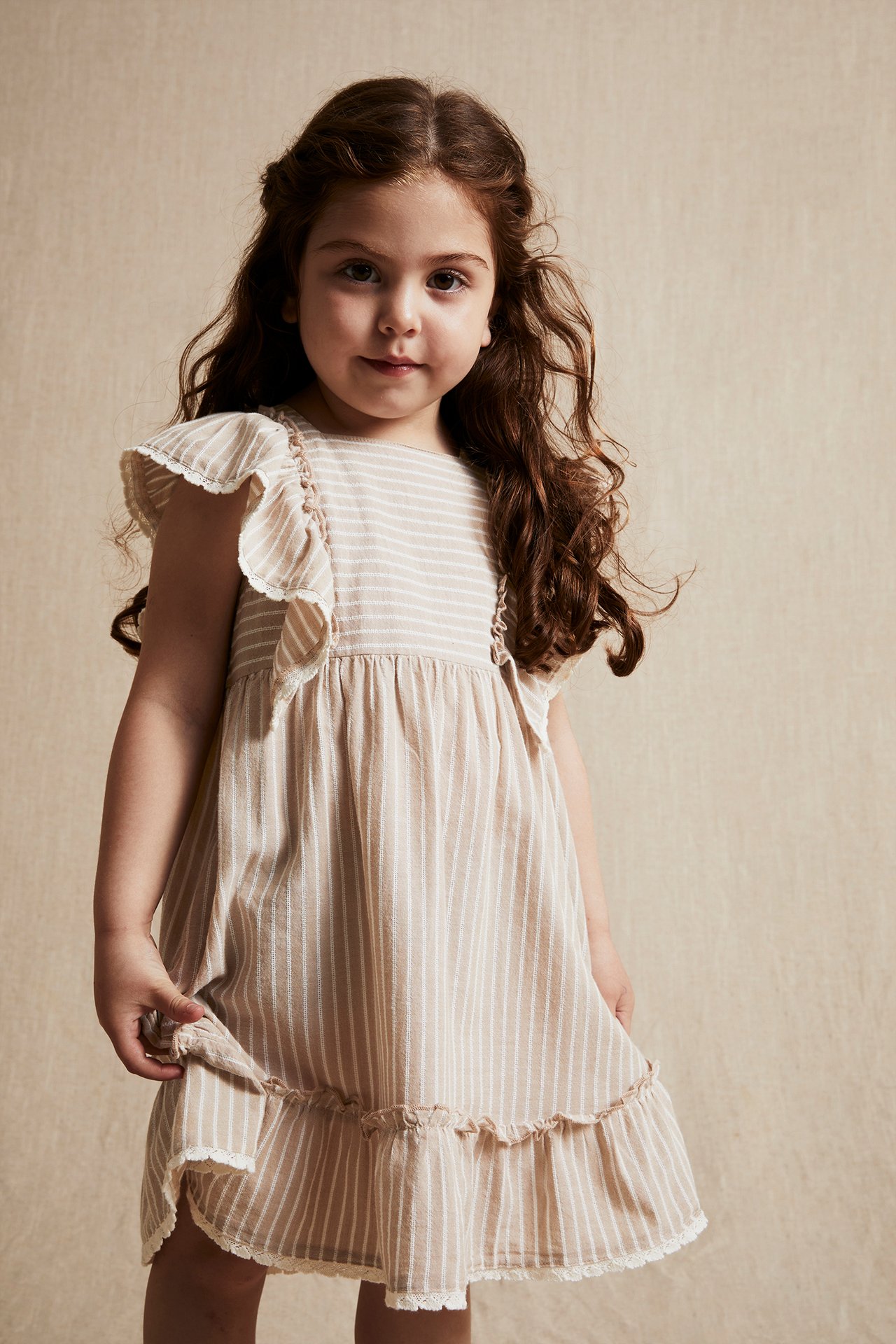 Gestreiftes Kleid mit Rüschen - Beige - 4