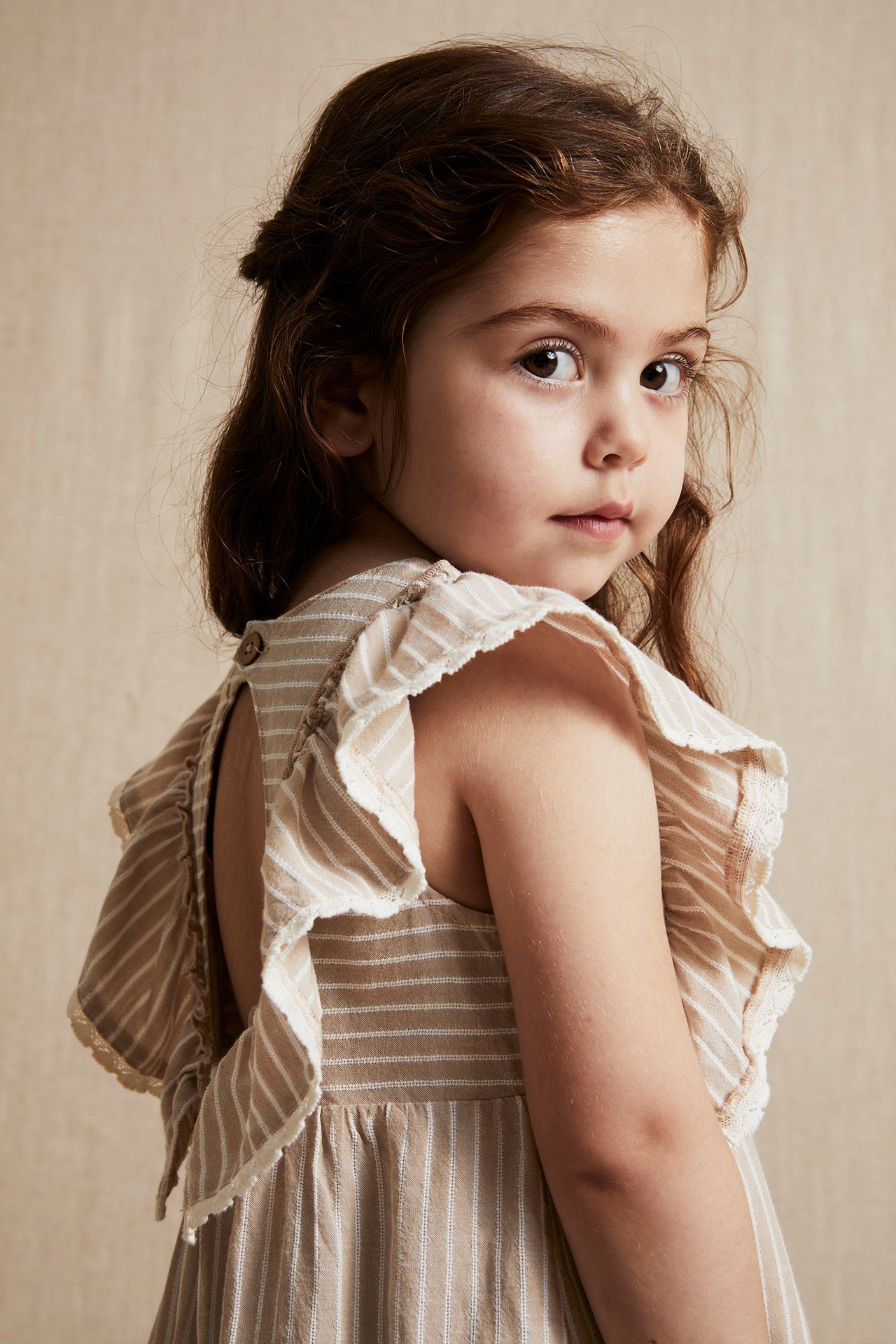 Gestreiftes Kleid mit Rüschen - Beige - 6