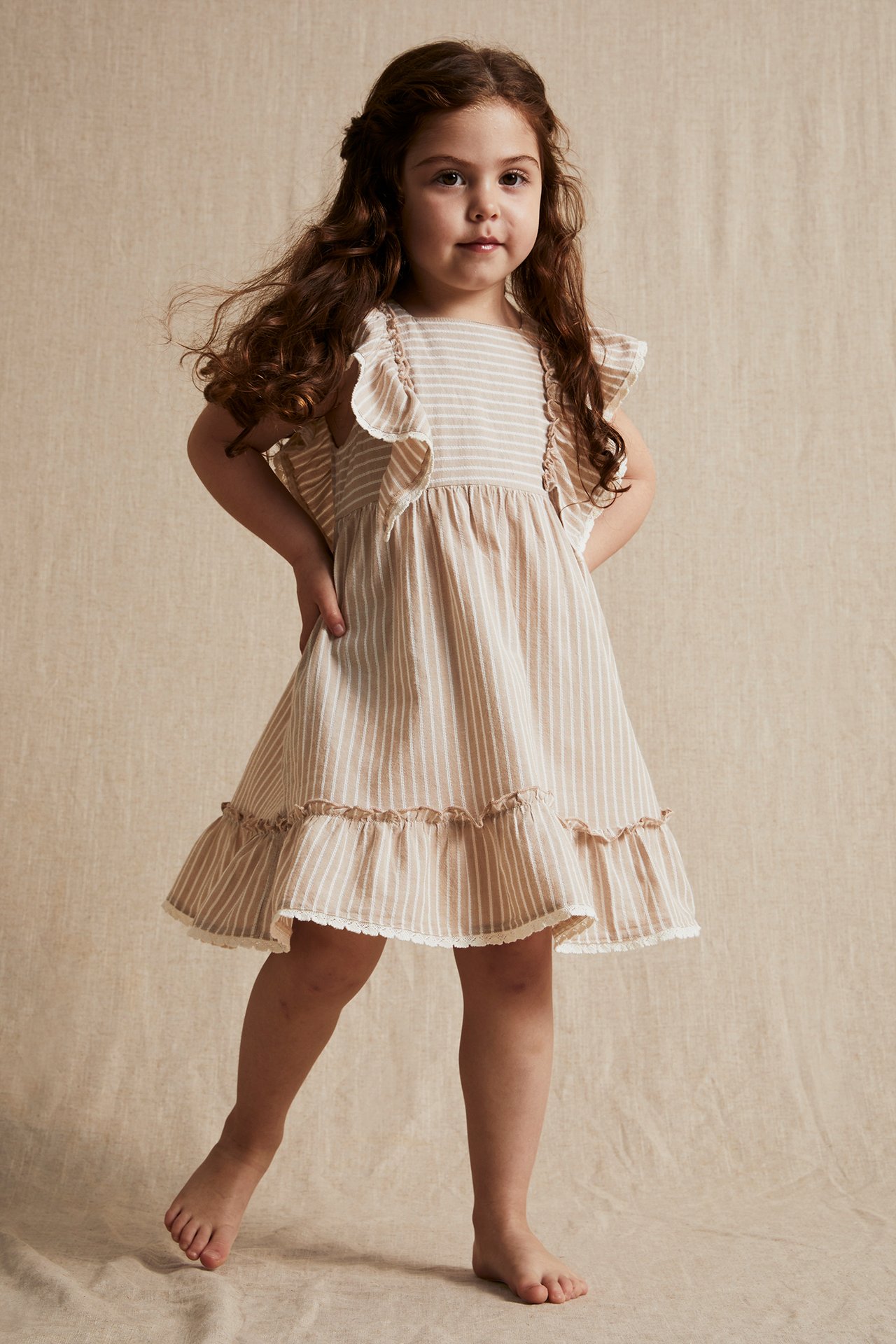 Gestreiftes Kleid mit Rüschen - Beige - 1