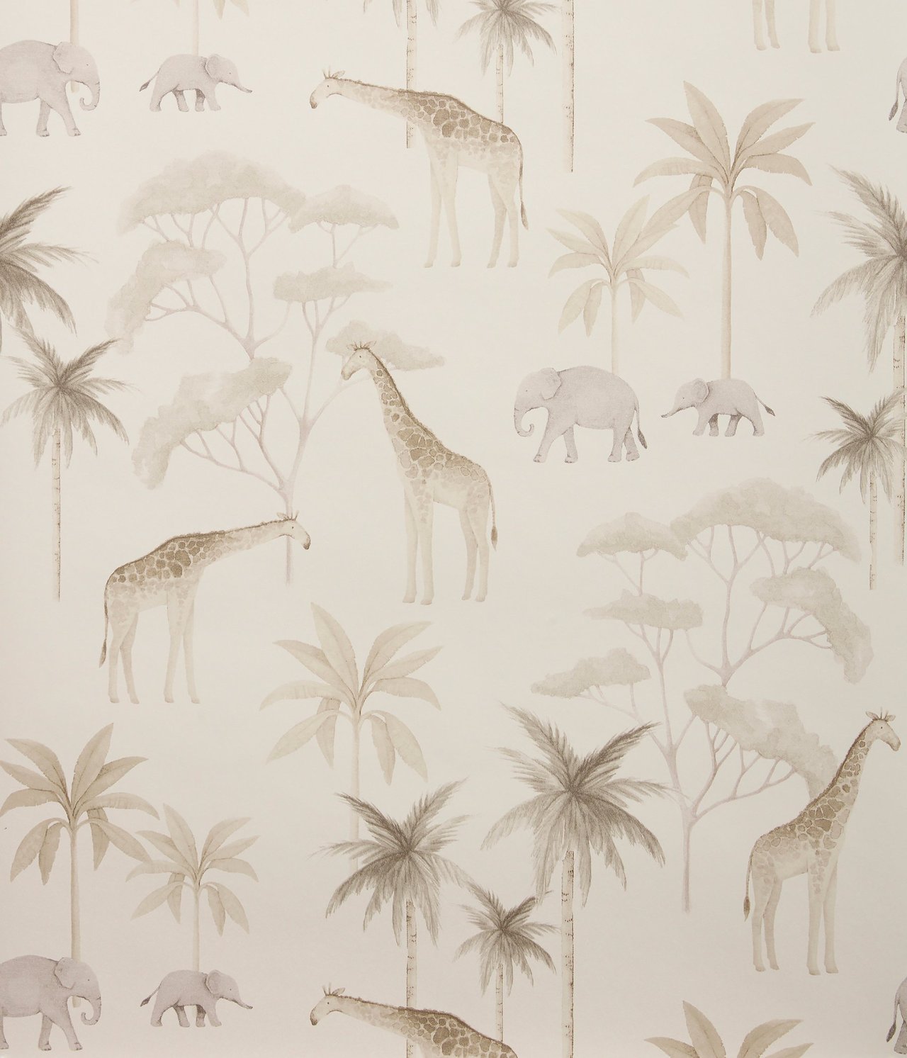 Vorderansicht einer beigen Tapete mit Savannentier-Muster, das Giraffen, Elefanten und Palmen zeigt.