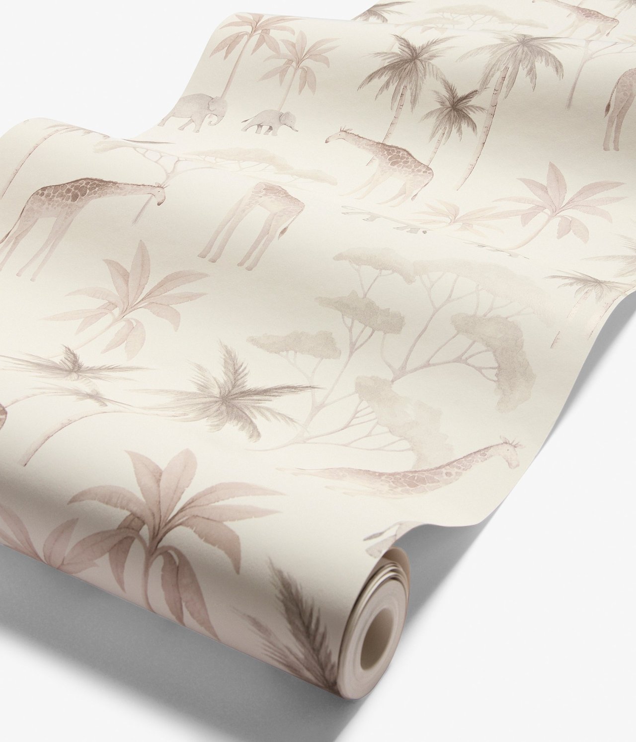 Nahaufnahme einer gerollten beigen Tapete mit Savannentier-Muster, Giraffen, Elefanten und Palmen.