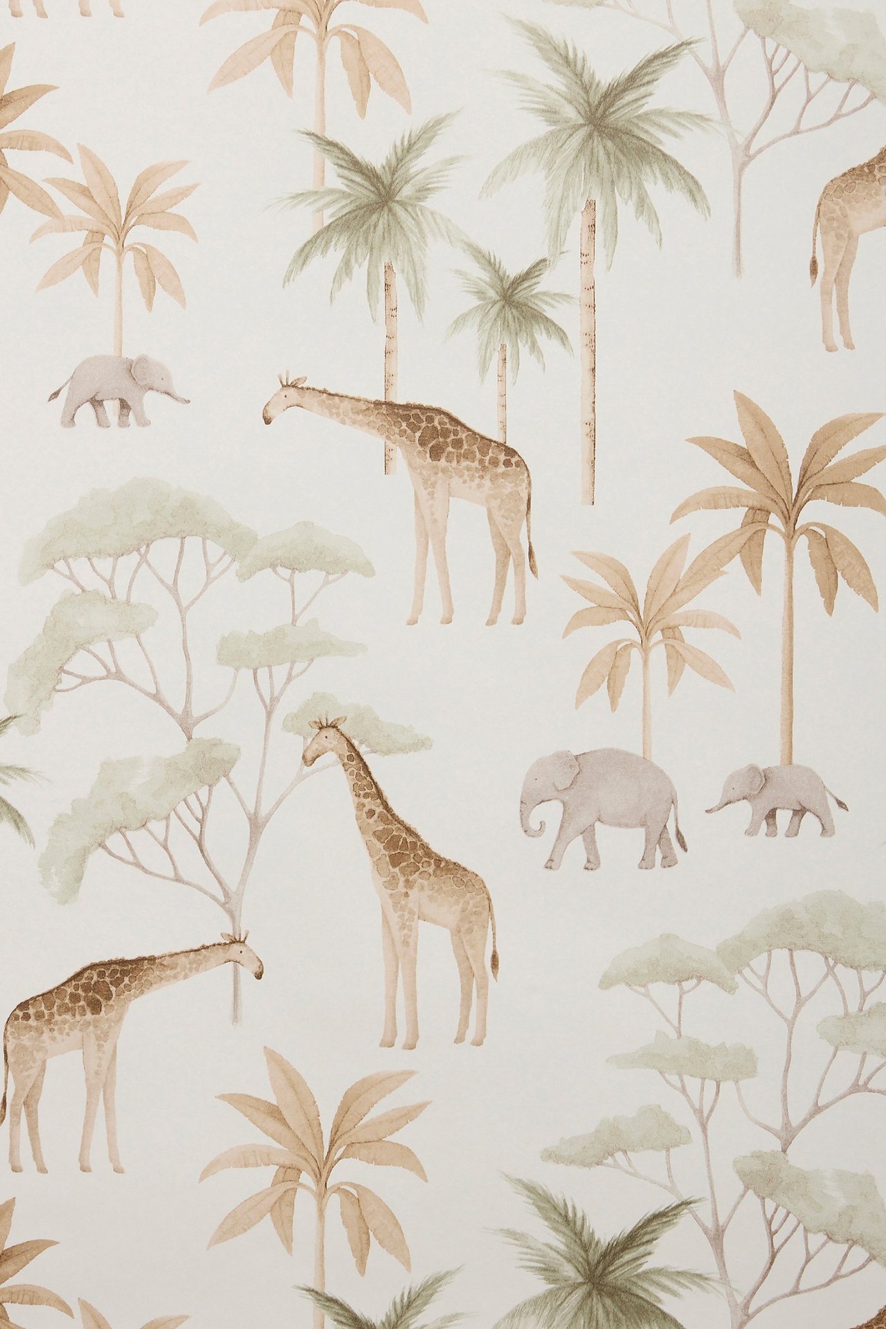 Vorderansicht weißer Vliestapete mit Savannentiermuster, das Giraffen, Elefanten und Bäume zeigt.