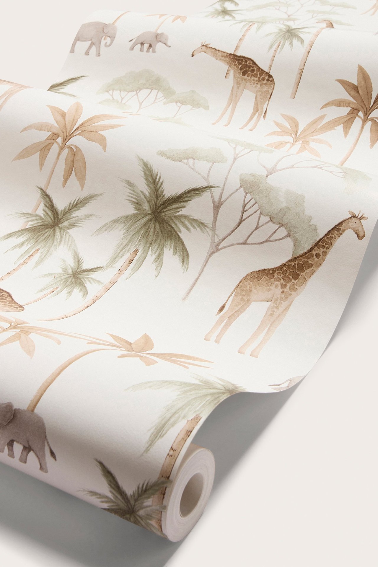 Nahaufnahme weißer Tapetenrolle mit Savannentier-Muster: Giraffen, Elefanten und Palmen in gedämpften Tönen.