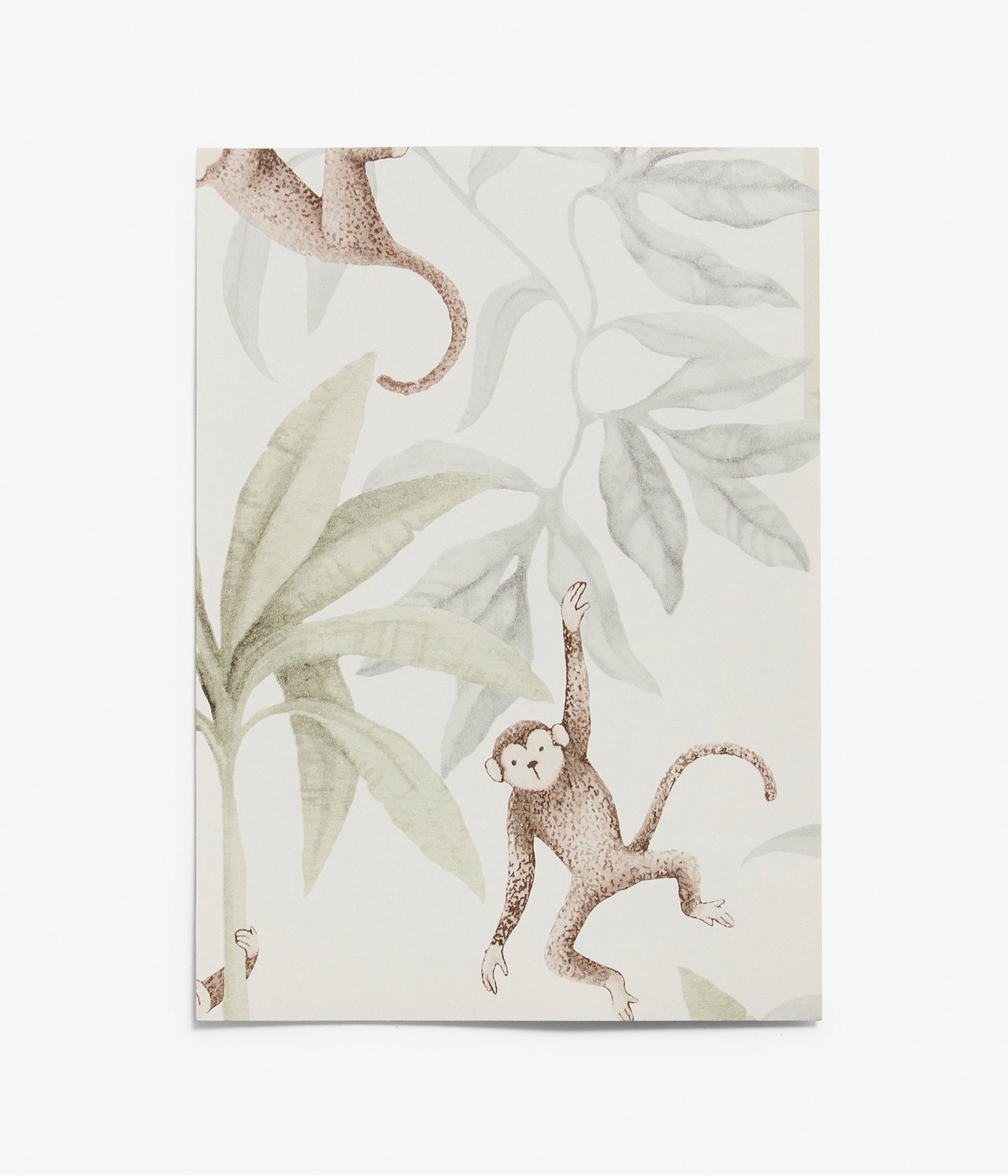 Nahaufnahme von vorne eines weißen Tapetenmusters mit Dschungelmotiv, braunen Affen und grünen Blättern.