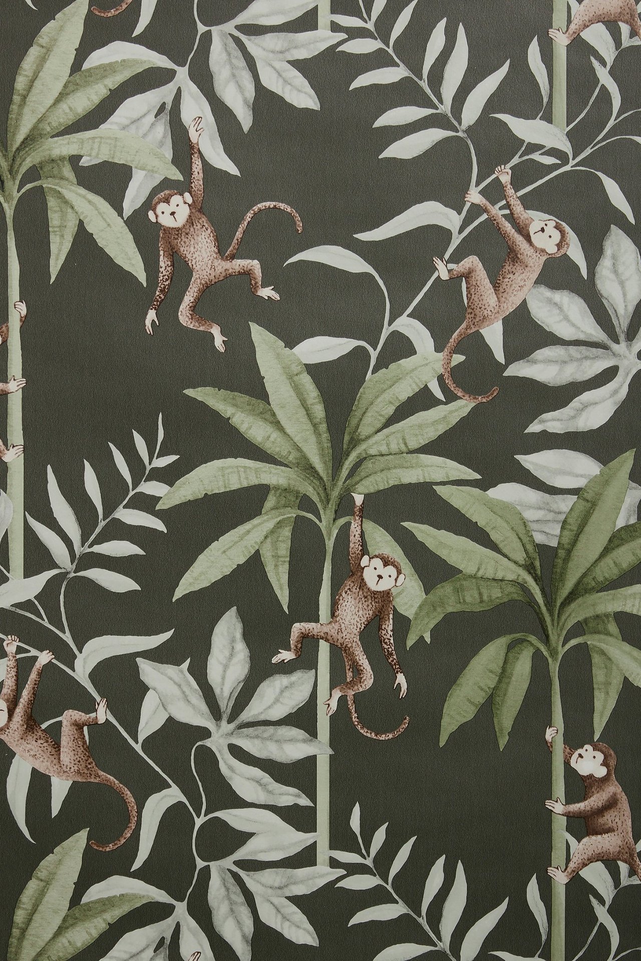 Dunkelgrüne Tapete mit braunen Affen und hellgrünen sowie weißen Dschungelblättern.