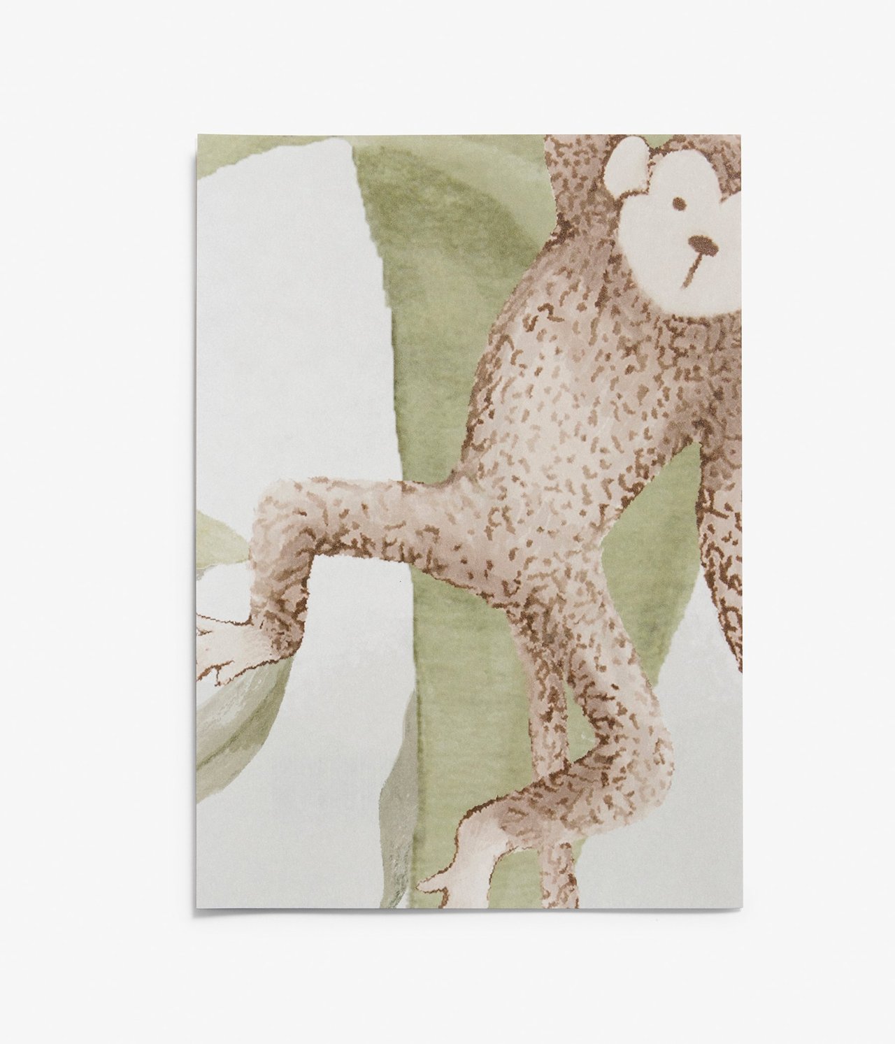 Nahaufnahme einer hellgrünen Papiertapetenprobe mit braunem Affen- und Dschungelmotiv.