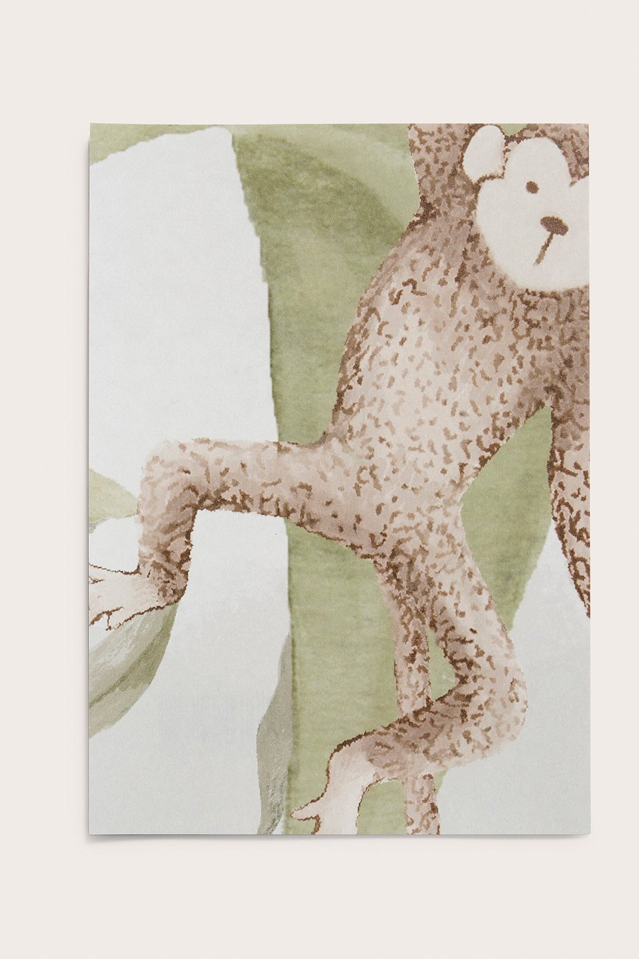 Nahaufnahme einer hellgrünen Wild Jungle Tapetenprobe mit braunem Aquarell-Affenmuster.