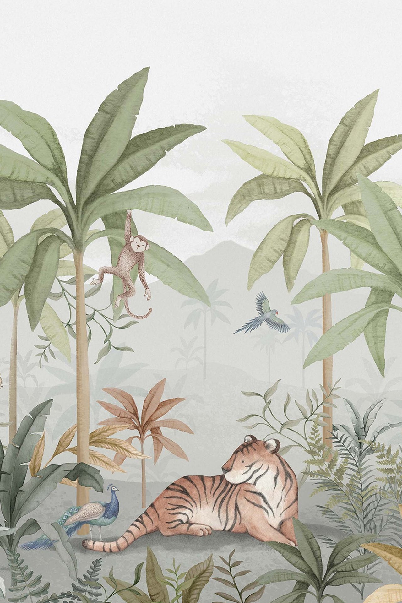 Vorderansicht einer hellgrünen Tapeten-Wandmalerei mit Dschungeltieren: Tiger, Affe, Pfau und Vögel.
