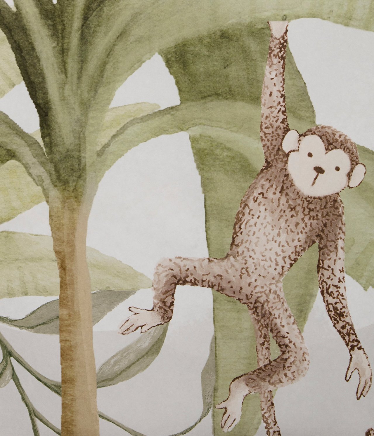 Nahaufnahme einer hellgrünen Tapete mit braunem Affen, der an einem Baum im Dschungelmuster hängt.