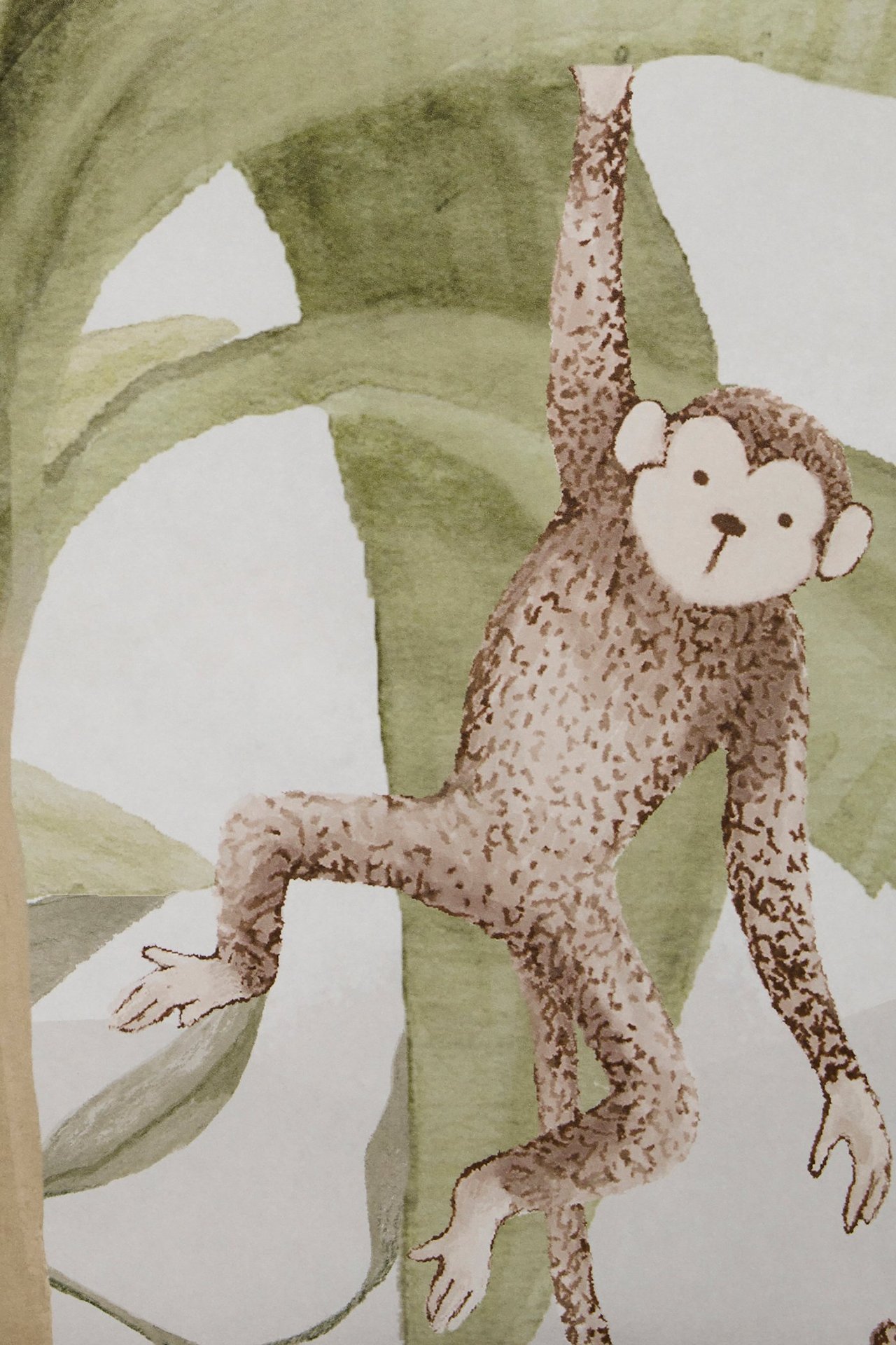 Nahaufnahme einer hellgrünen Papiertapete mit einem aquarellartigen Dschungeltiermuster mit einem braunen Affen.