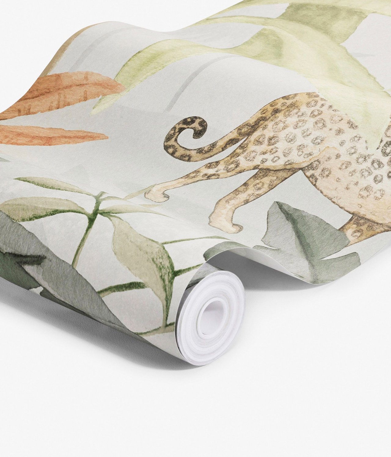 Nahaufnahme einer gerollten hellgrünen Papiertapete mit Dschungeltier- und Blattmuster.