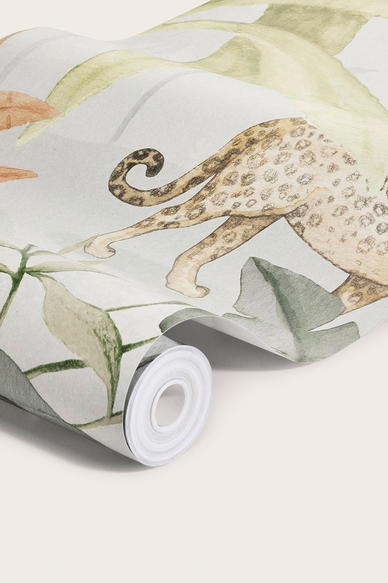 Nahaufnahme einer hellgrünen Papiertapetenrolle mit Dschungeltier- und Blattmuster.