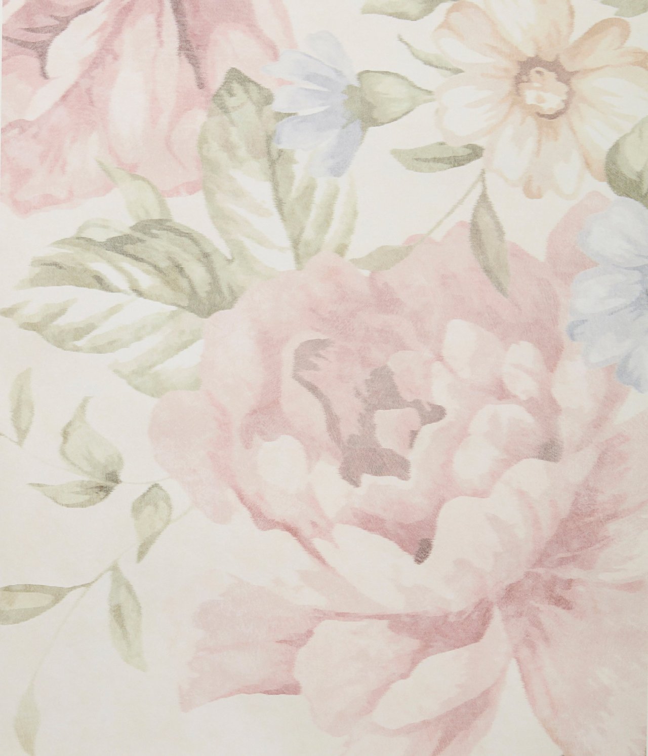 Nahaufnahme einer beigen Papiertapete mit sanftem rosa und blauem Blumenmuster.