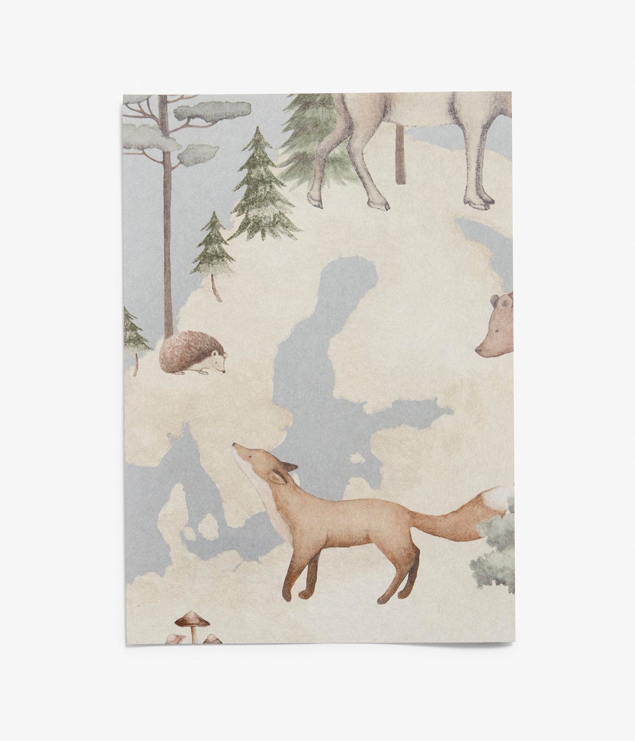 Vorderansicht einer hellblauen gemusterten Vliestapetenprobe mit Weltkarte und Waldtieren.