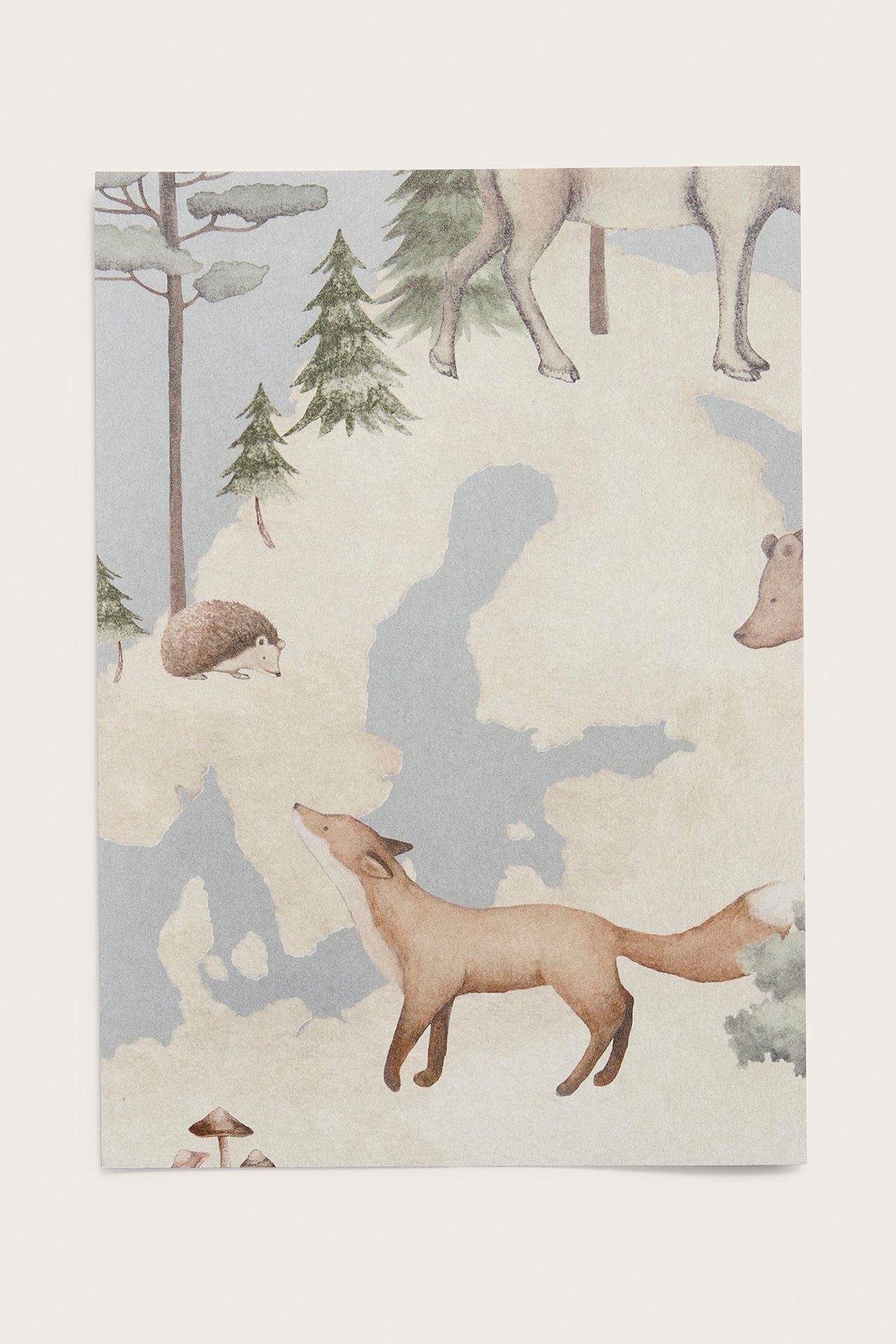 Vorderansicht eines hellblauen Vliestapetenmusters mit Weltkarte und Waldtieren.