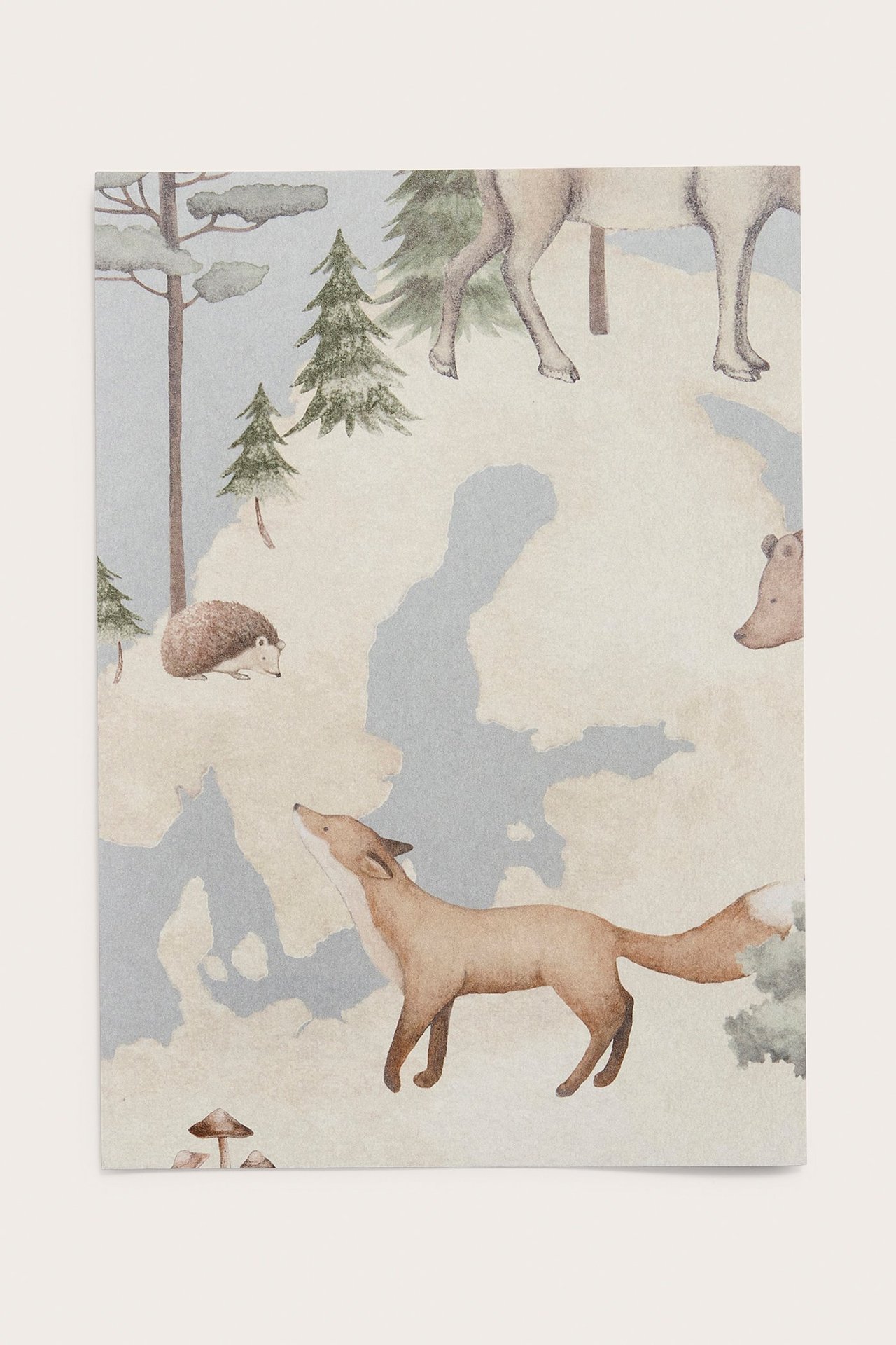 Vorderansicht eines hellblauen Vliestapetenmusters mit Weltkarte und Waldtieren.