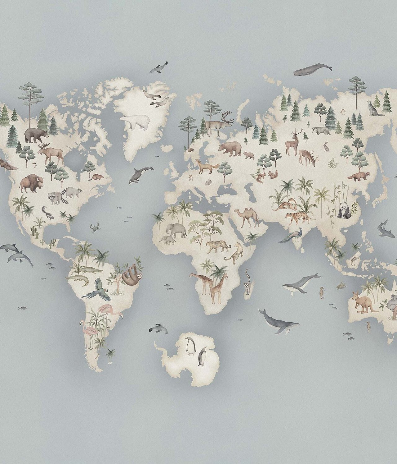 Vorderansicht einer hellblauen Tapetenwand mit Weltkartenmuster, das illustrierte Tiere und Bäume zeigt.