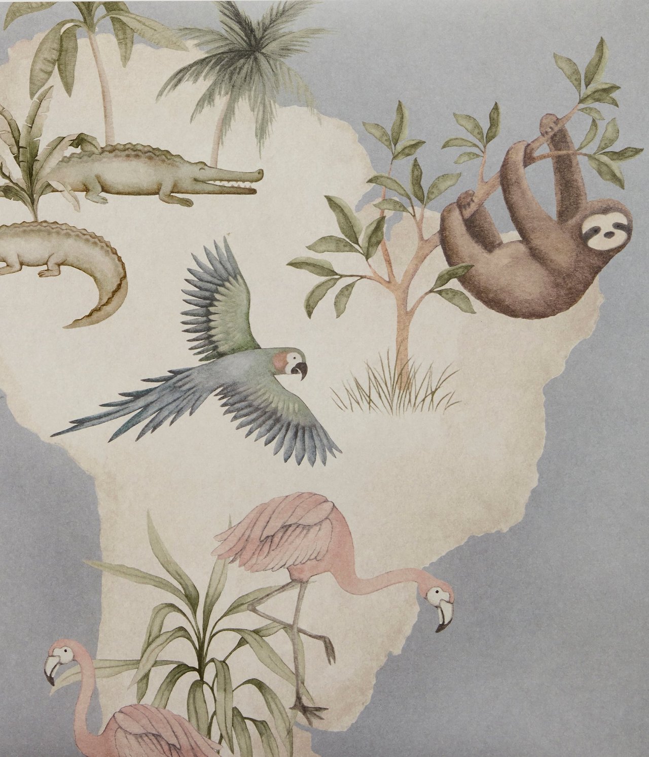 Vorderansicht einer hellblauen Tapetenwand mit Weltkartenmuster, Tieren und Pflanzen.