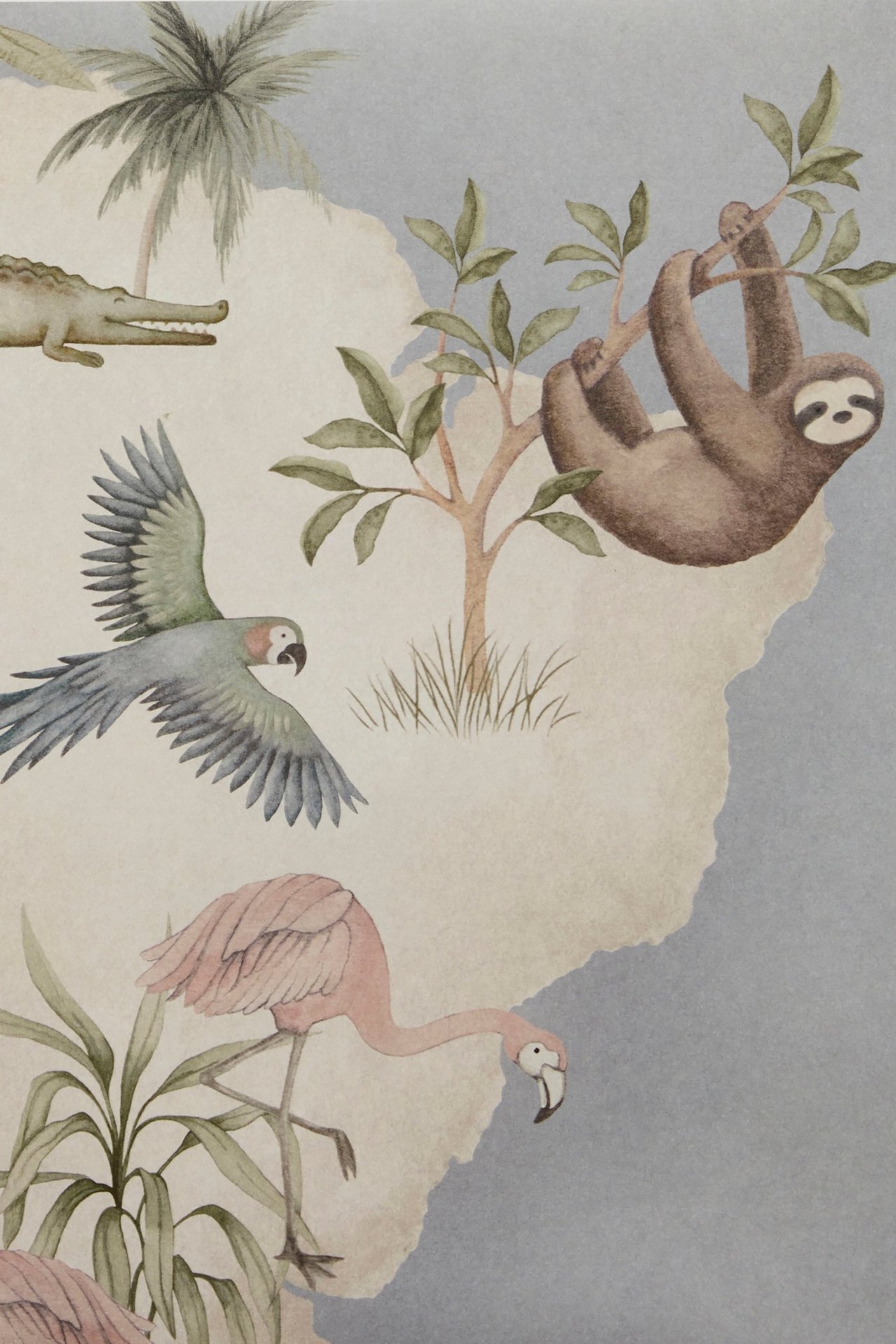 Hellblaue gemusterte Papiertapete mit Weltkarte, Faultier, Krokodil, Papagei und Flamingo.