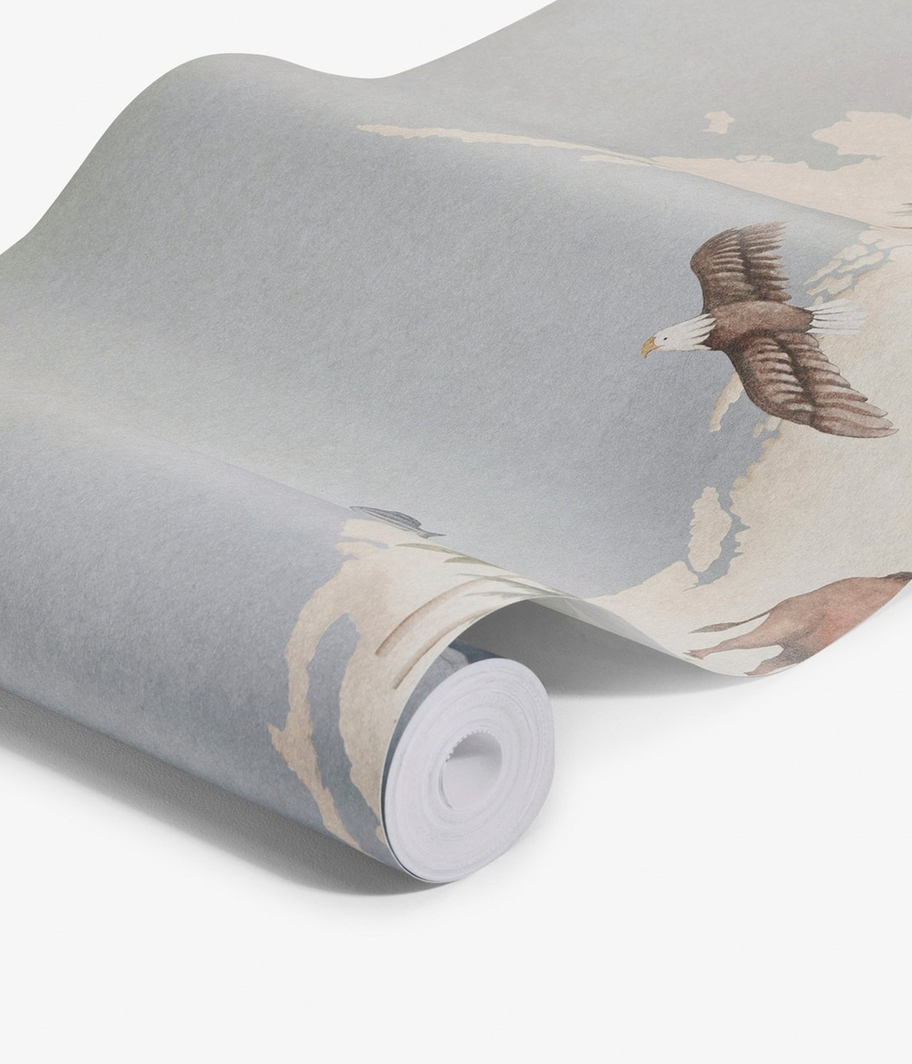 Nahaufnahme einer teilweise ausgerollten hellblauen Papiertapete mit Weltkartenmuster und einem Adler.