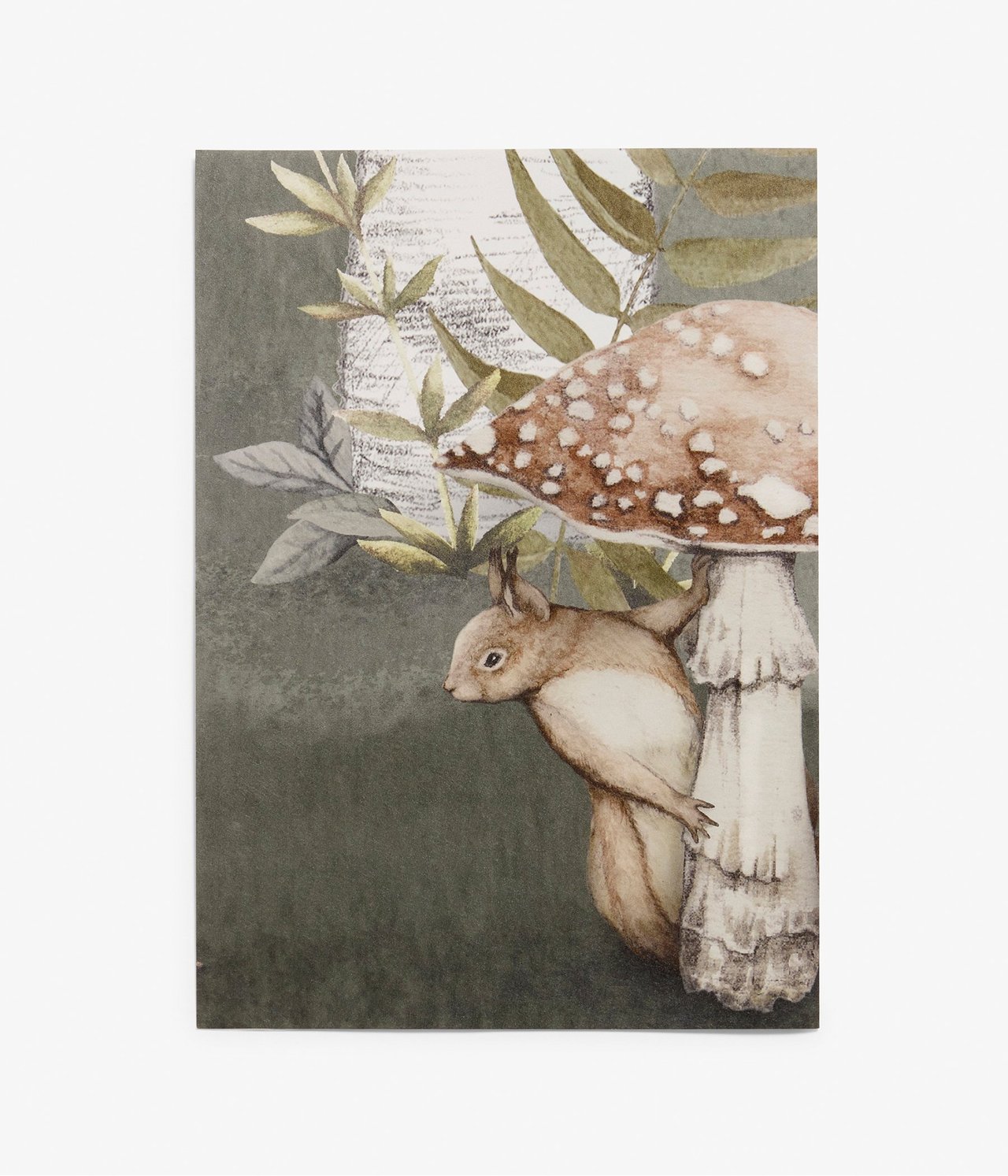 Nahaufnahme einer grünen Tapetenprobe mit Waldtiermuster, die ein Eichhörnchen, Pilz und Blätter zeigt.